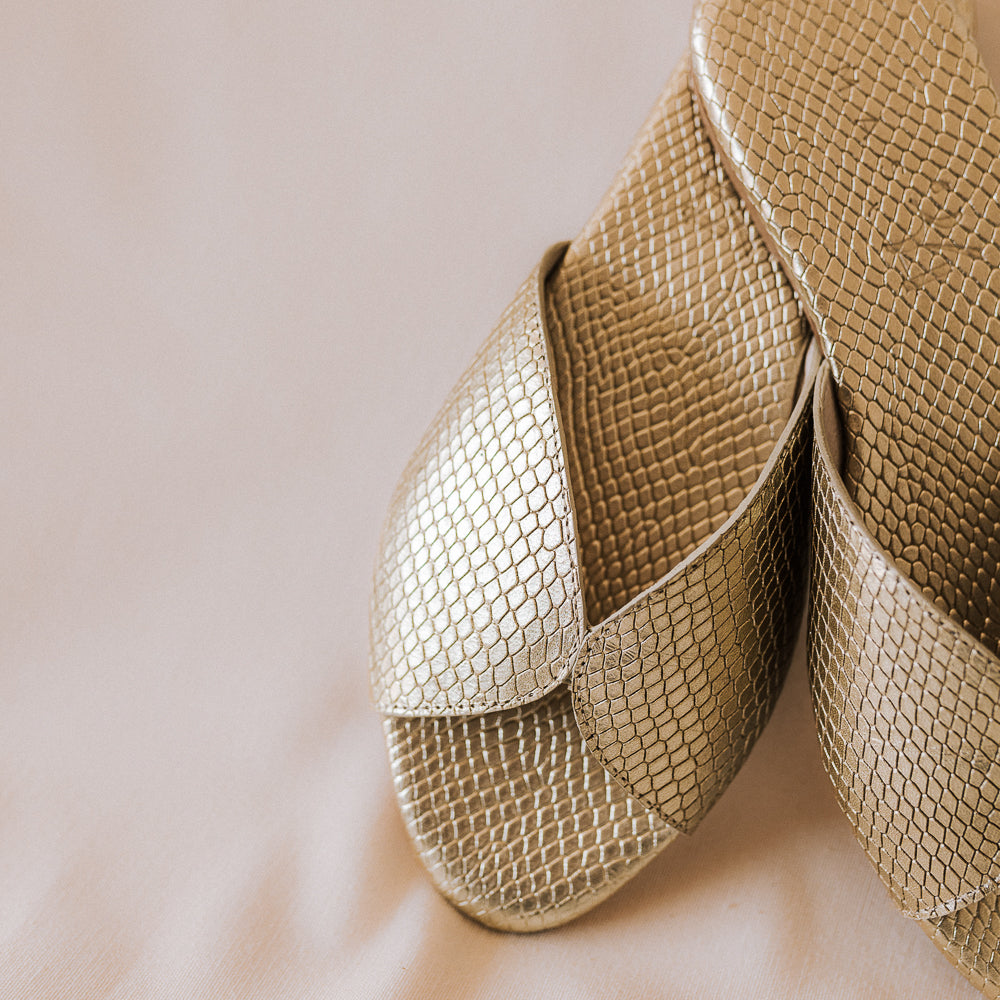 SANDALIA PLANA CRISTINA PIEL GRABADA PLATINO