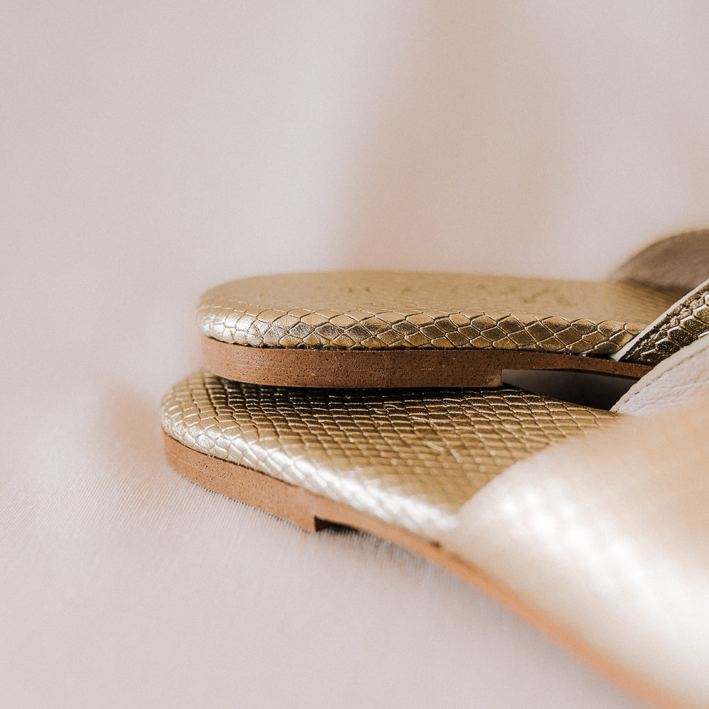 SANDALIA PLANA CRISTINA PIEL GRABADA PLATINO