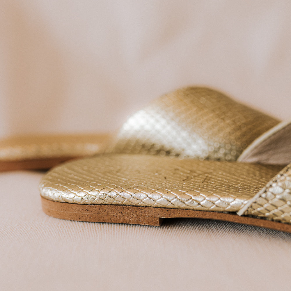 SANDALIA PLANA CRISTINA PIEL GRABADA PLATINO