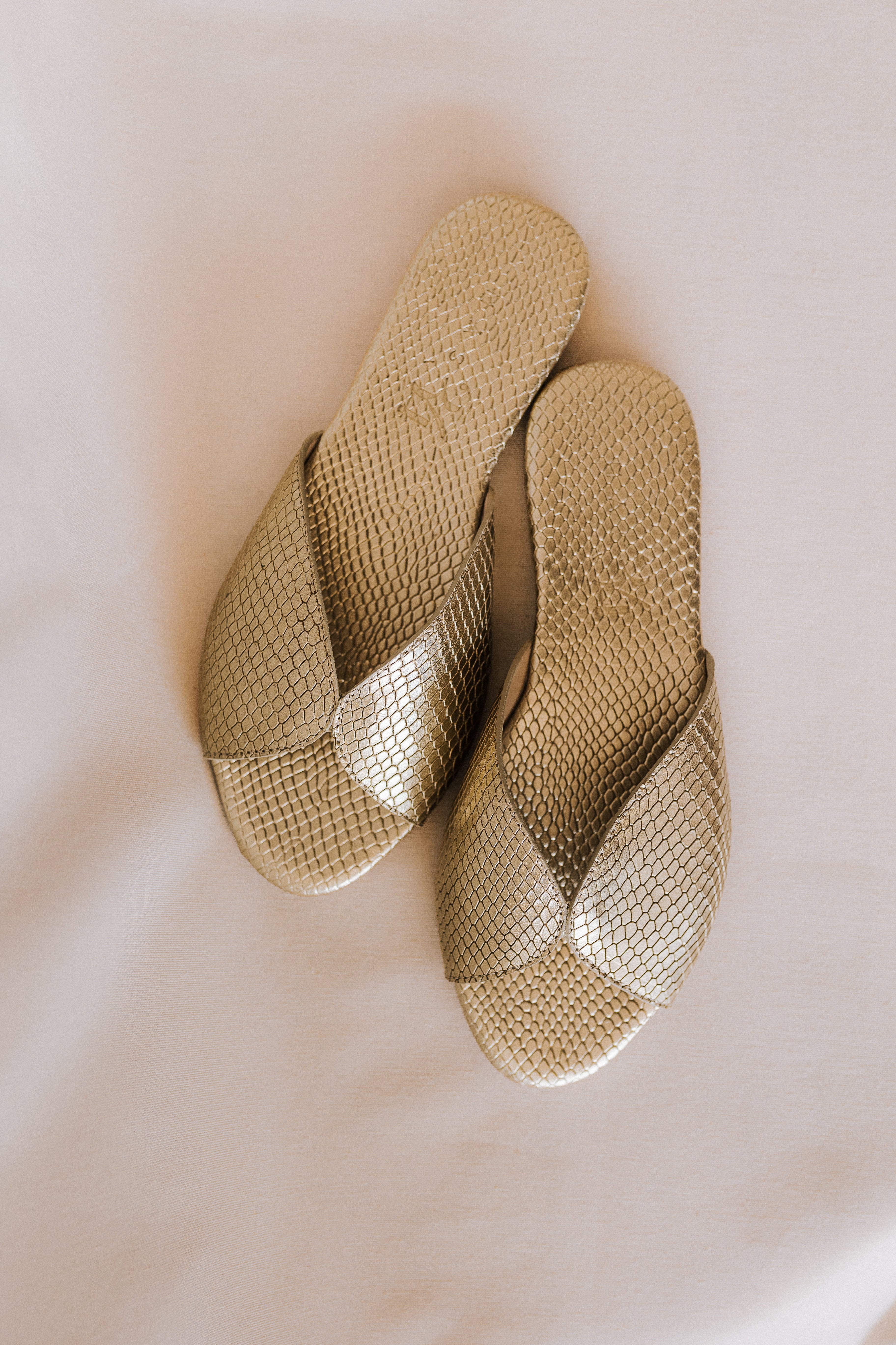CRISTINA FLAT SANDAL IN PLATINUM ENGRAVED LEATHER
