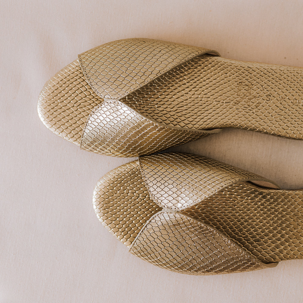 SANDALIA PLANA CRISTINA PIEL GRABADA PLATINO