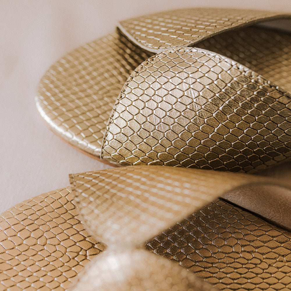 SANDALIA PLANA CRISTINA PIEL GRABADA PLATINO