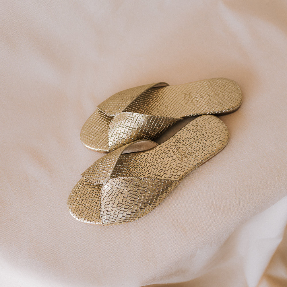 SANDALIA PLANA CRISTINA PIEL GRABADA PLATINO