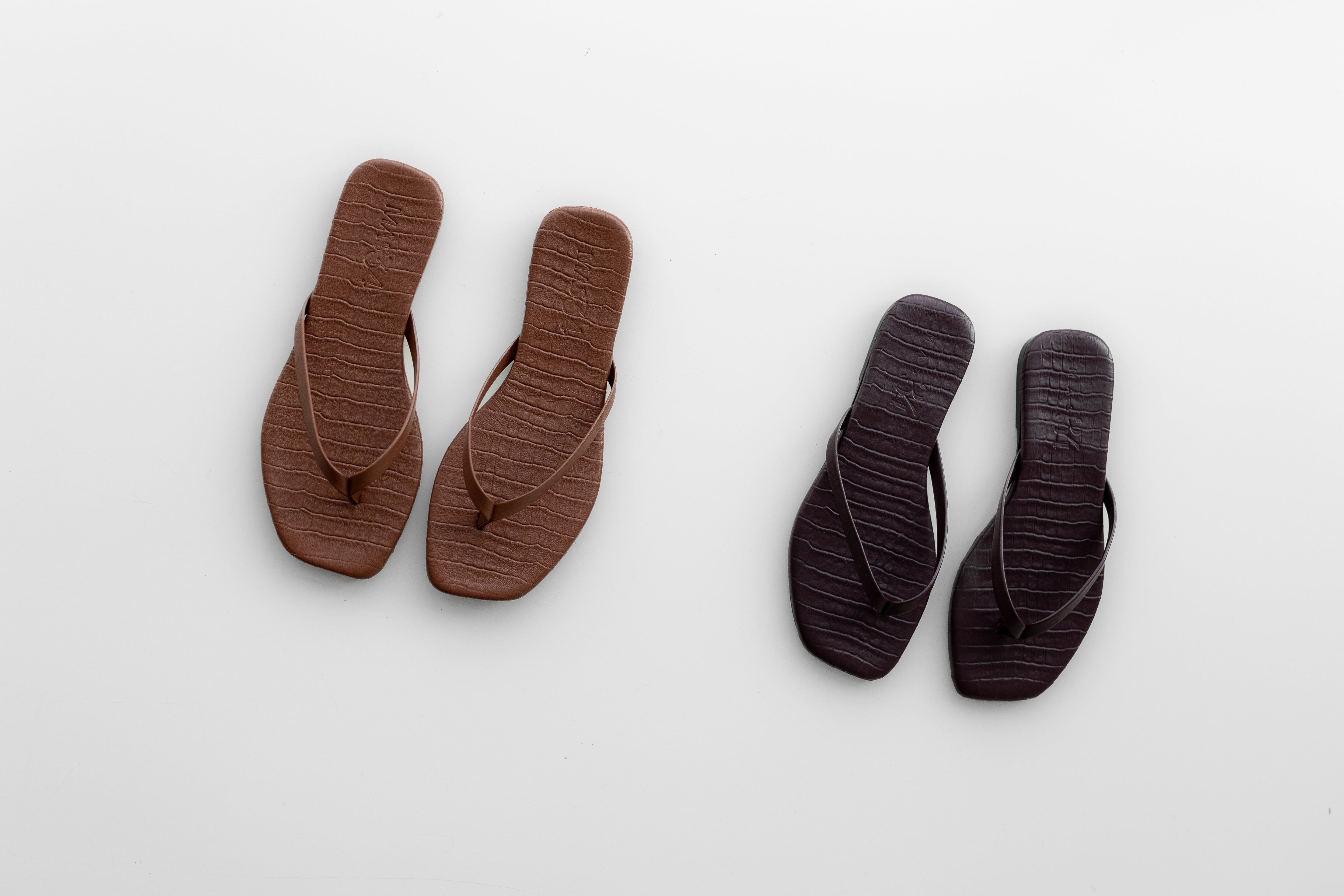 SANDALIA PLANA BYRON PIEL EFECTO COCO MARRÓN