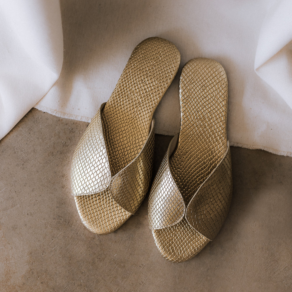 SANDALIA PLANA CRISTINA PIEL GRABADA PLATINO