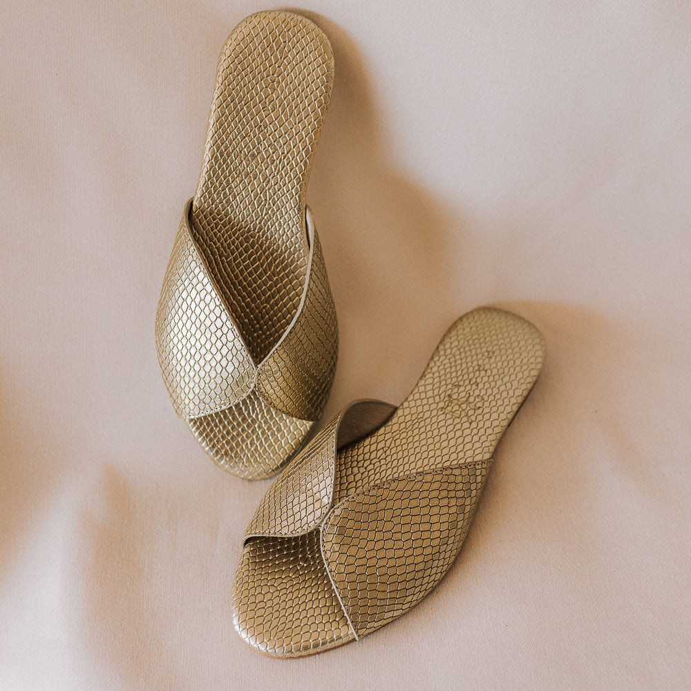 SANDALIA PLANA CRISTINA PIEL GRABADA PLATINO