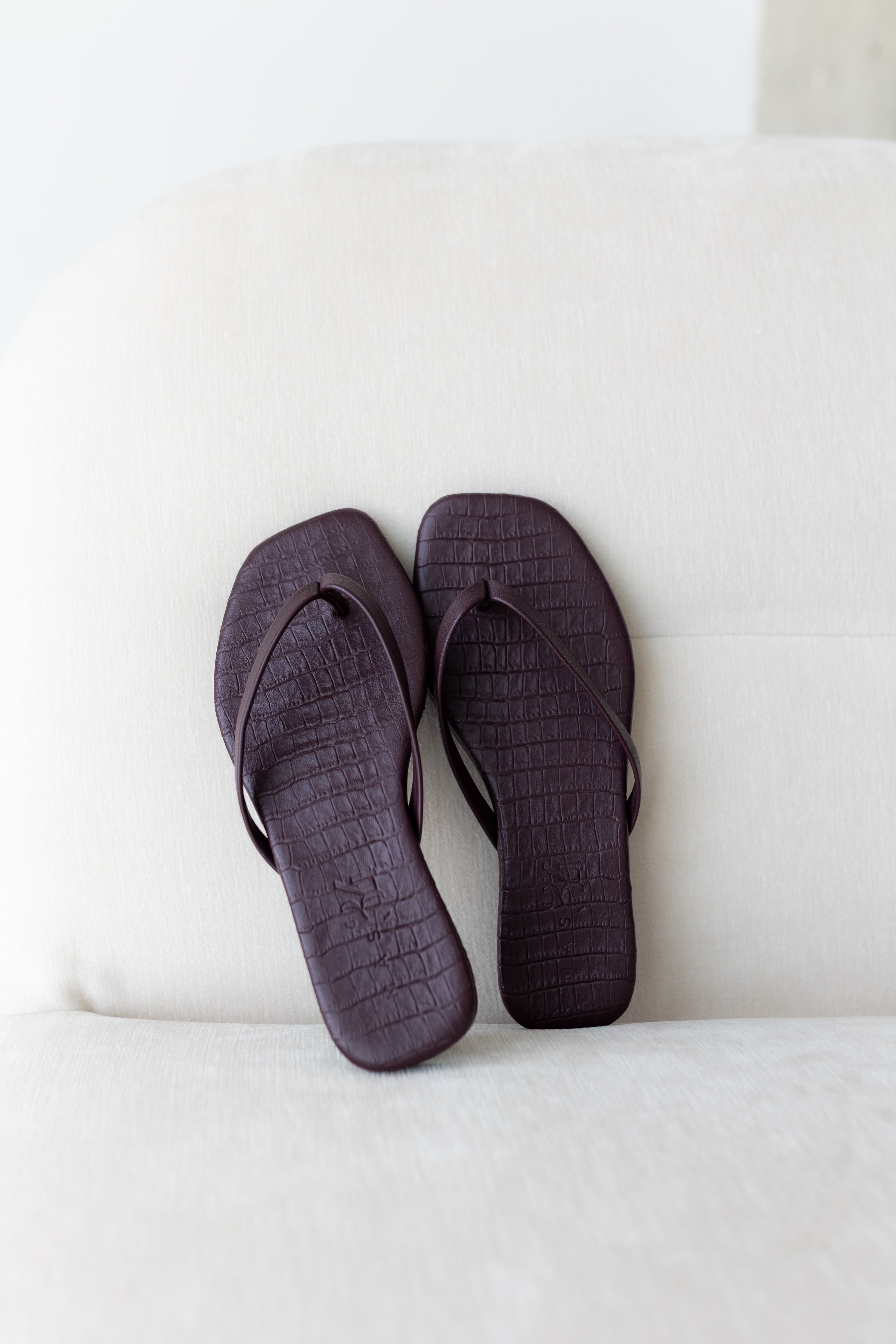 SANDALIA PLANA BYRON PIEL EFECTO COCO BURDEOS