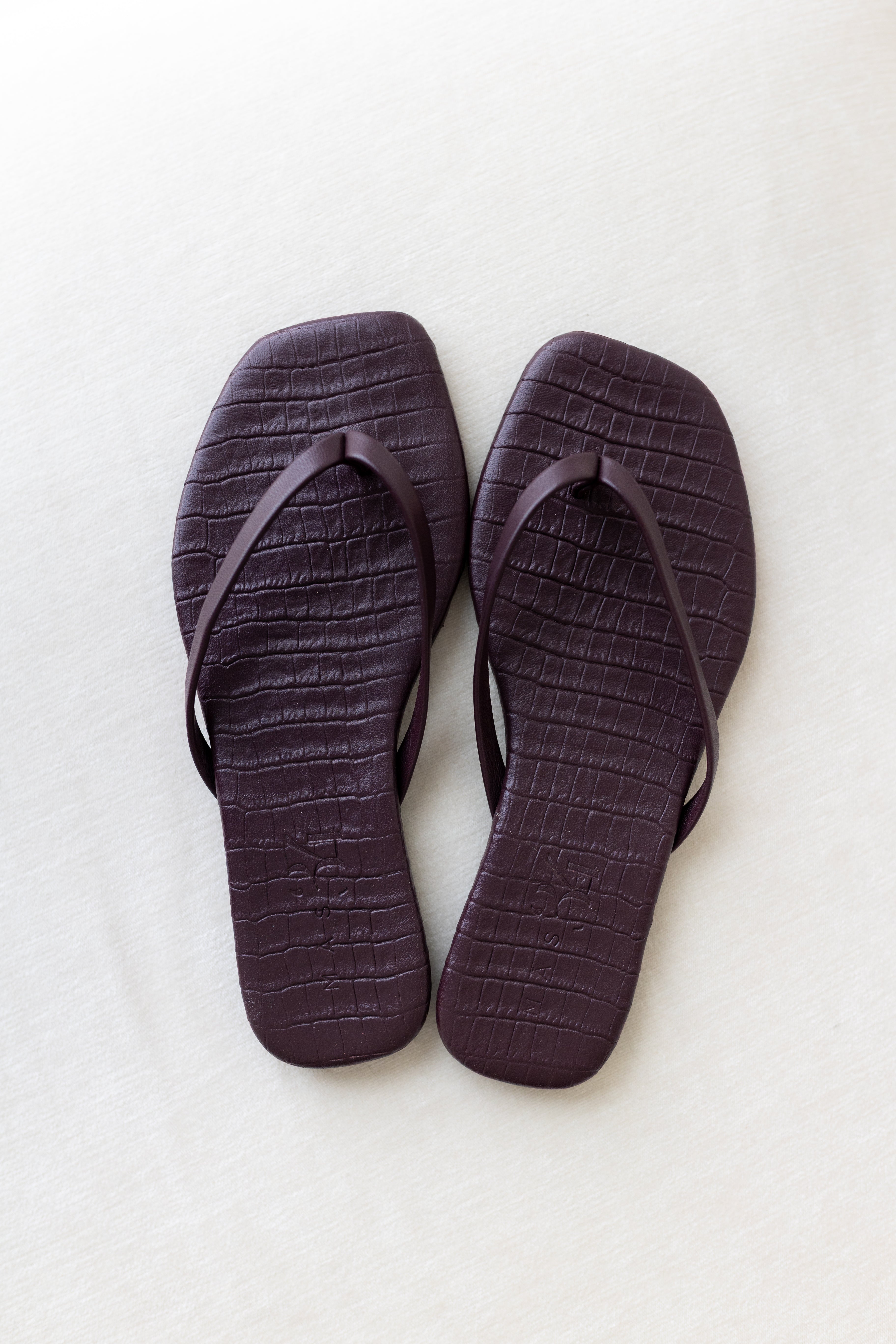 SANDALIA PLANA BYRON PIEL EFECTO COCO BURDEOS