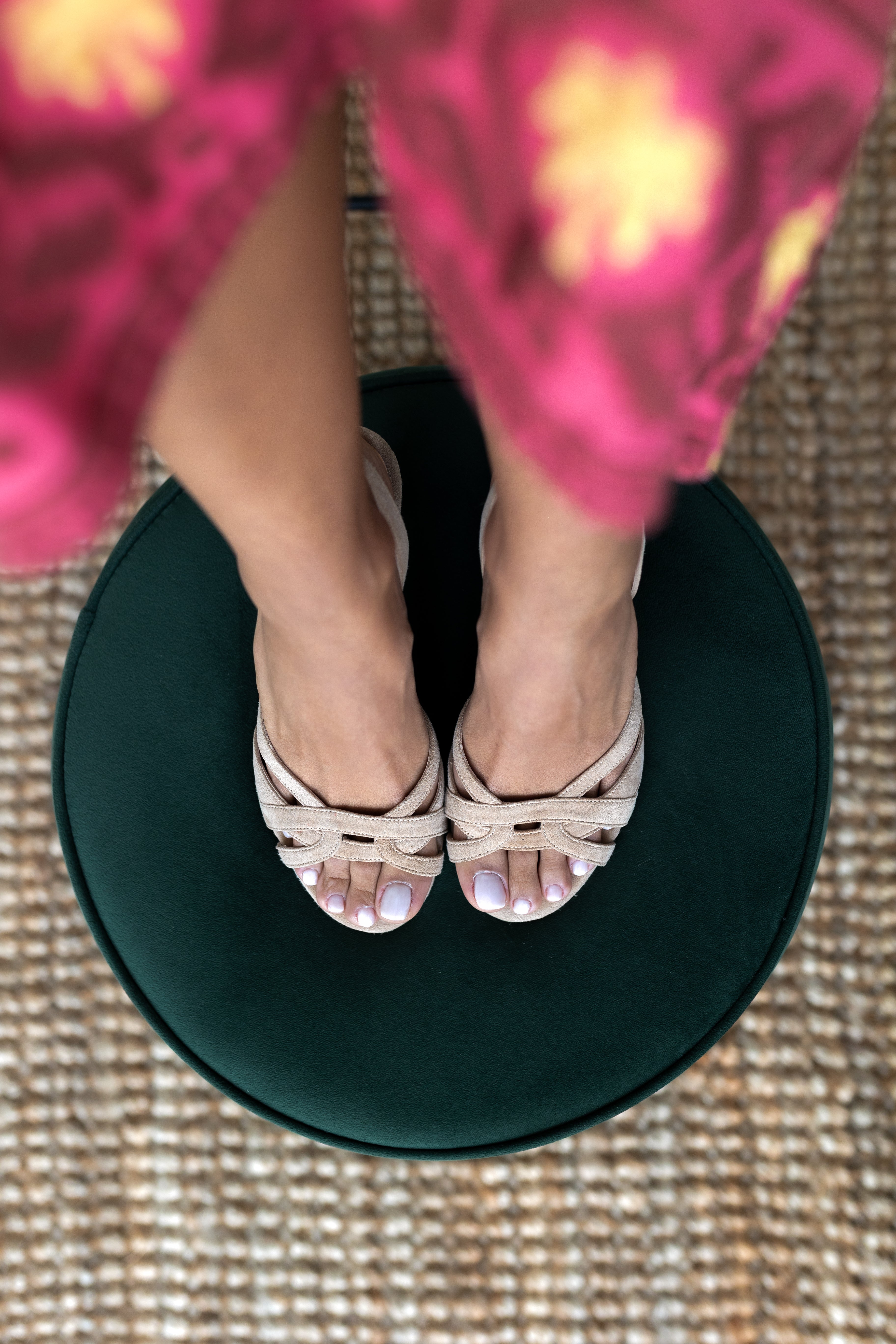 Sandalia de mujer en piel ante de color beige con tacón cómodo y elegante.