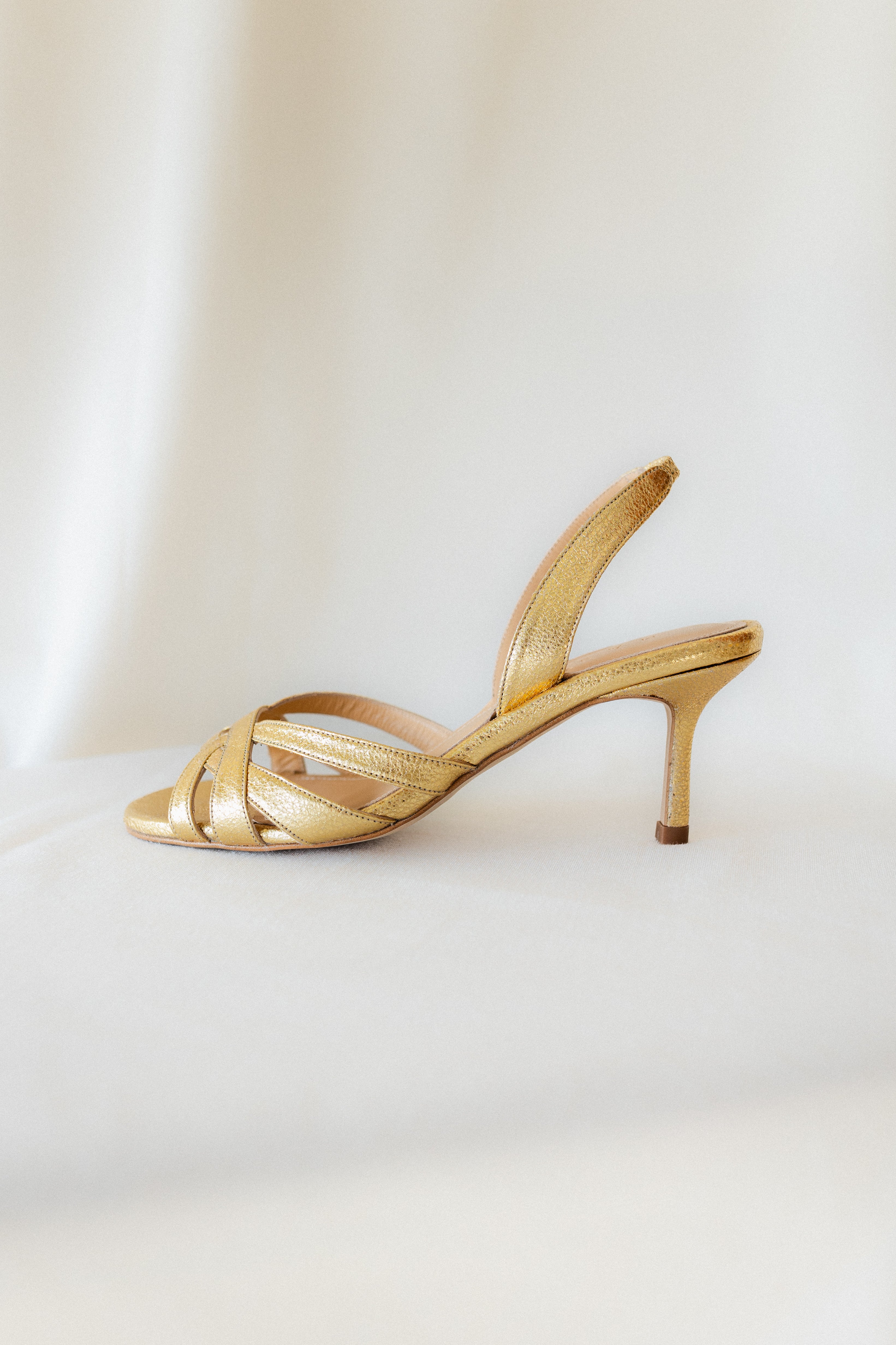 SANDALIA SIRA PIEL GRABADA ORO TACÓN 6CM