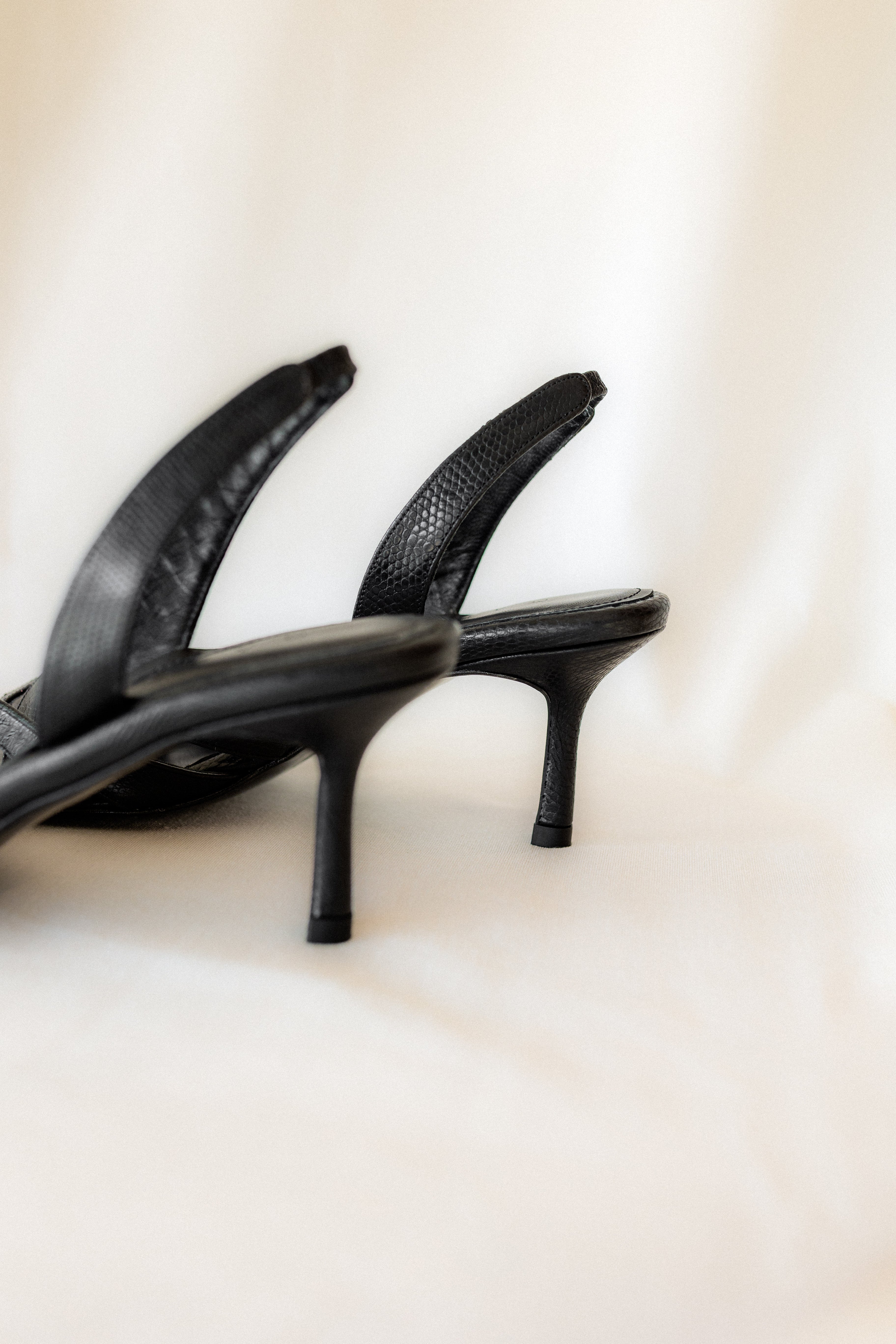 SANDALIA SIRA PIEL GRABADA NEGRA TACÓN 6CM