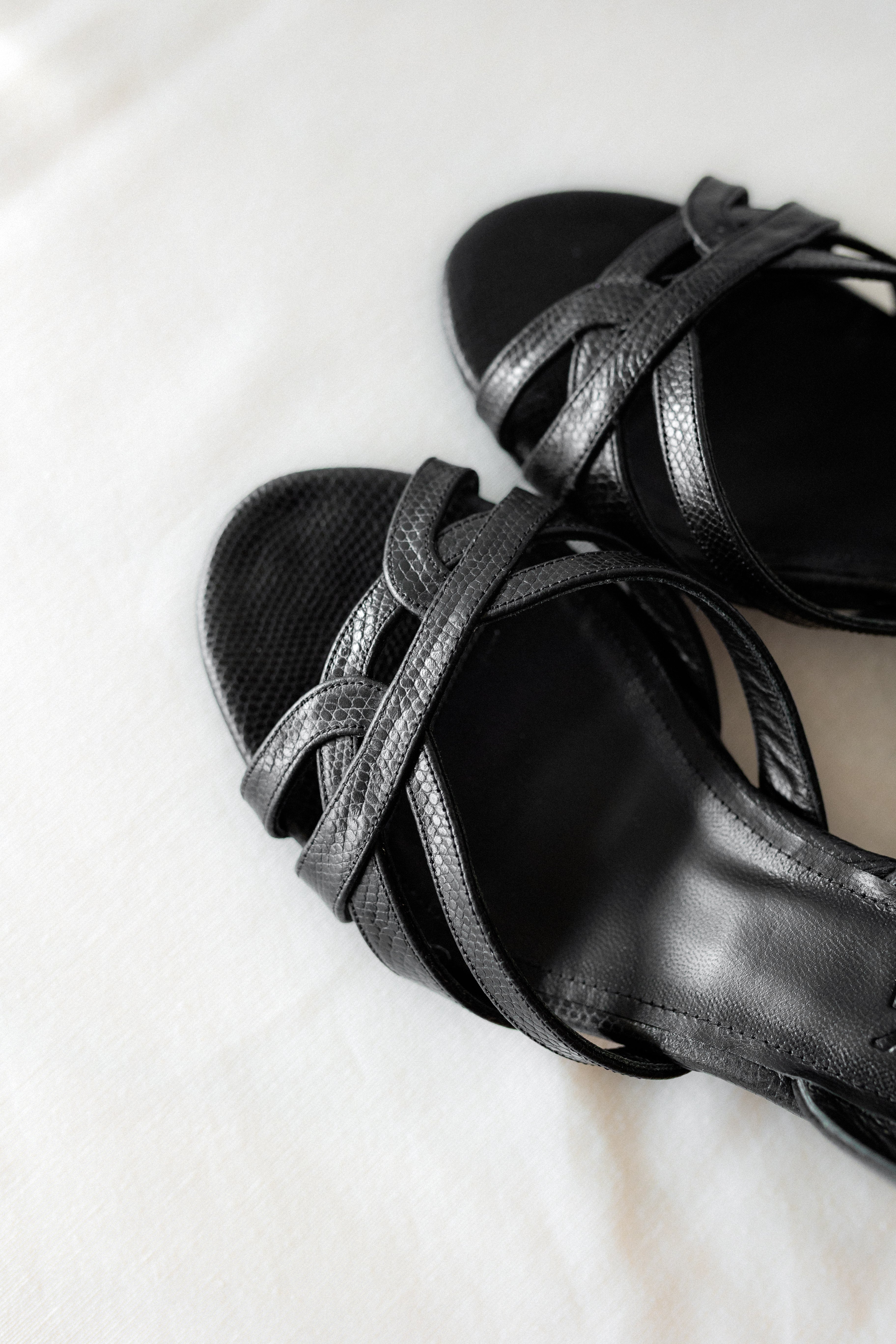 SANDALIA SIRA PIEL GRABADA NEGRA TACÓN 6CM