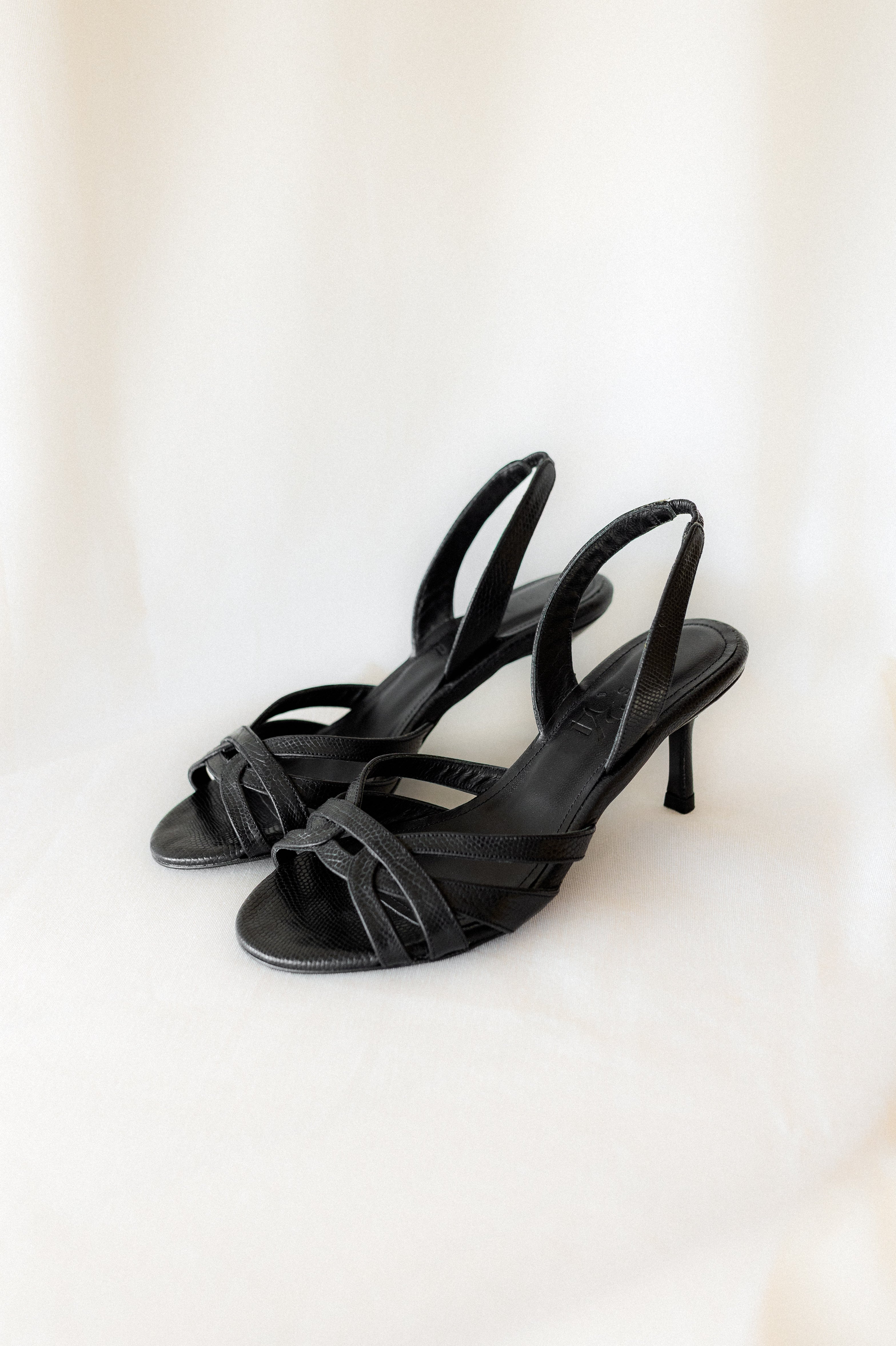 SANDALIA SIRA PIEL GRABADA NEGRA TACÓN 6CM