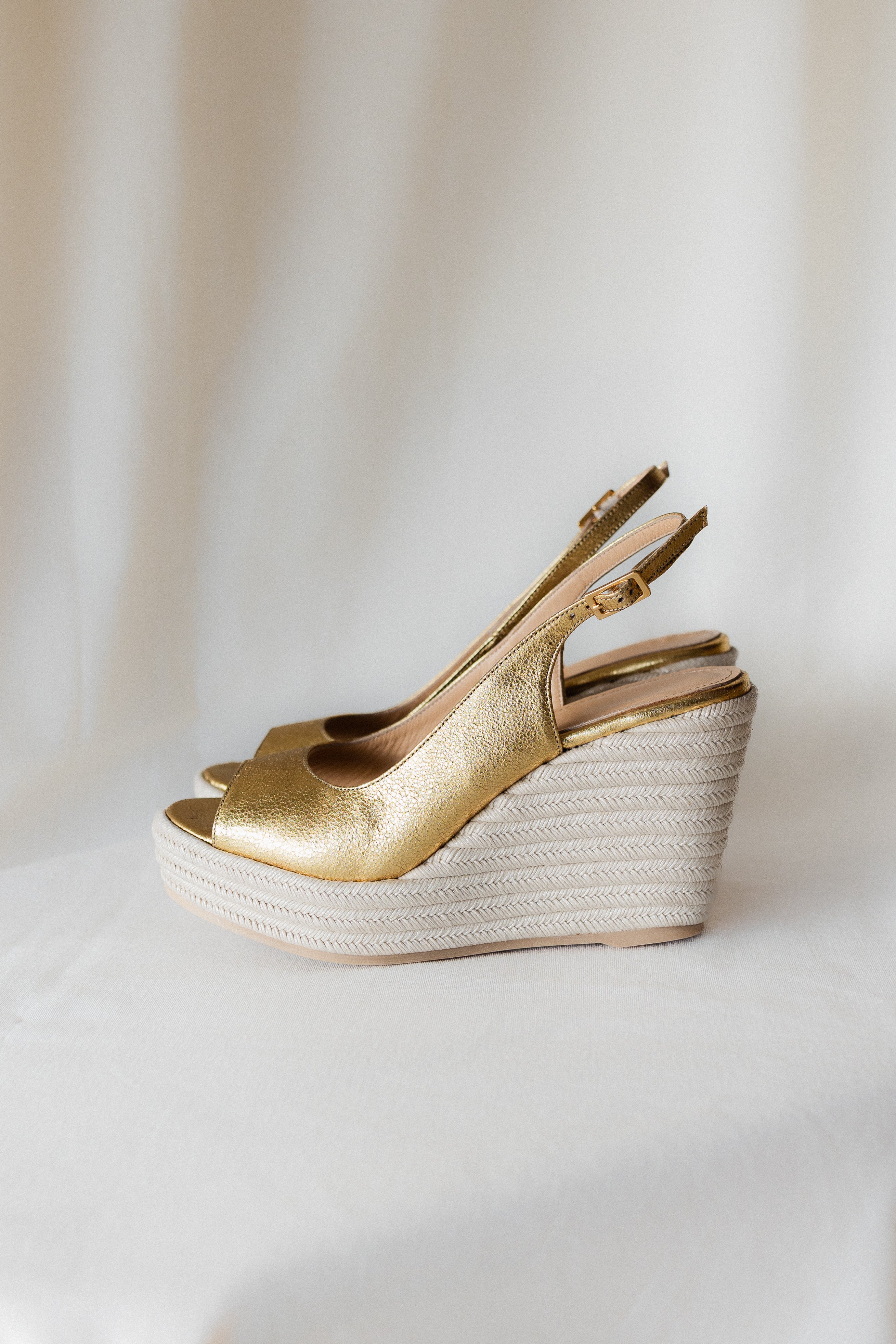 CUÑA BELLA PIEL LAMINADO ORO 8,5 CM