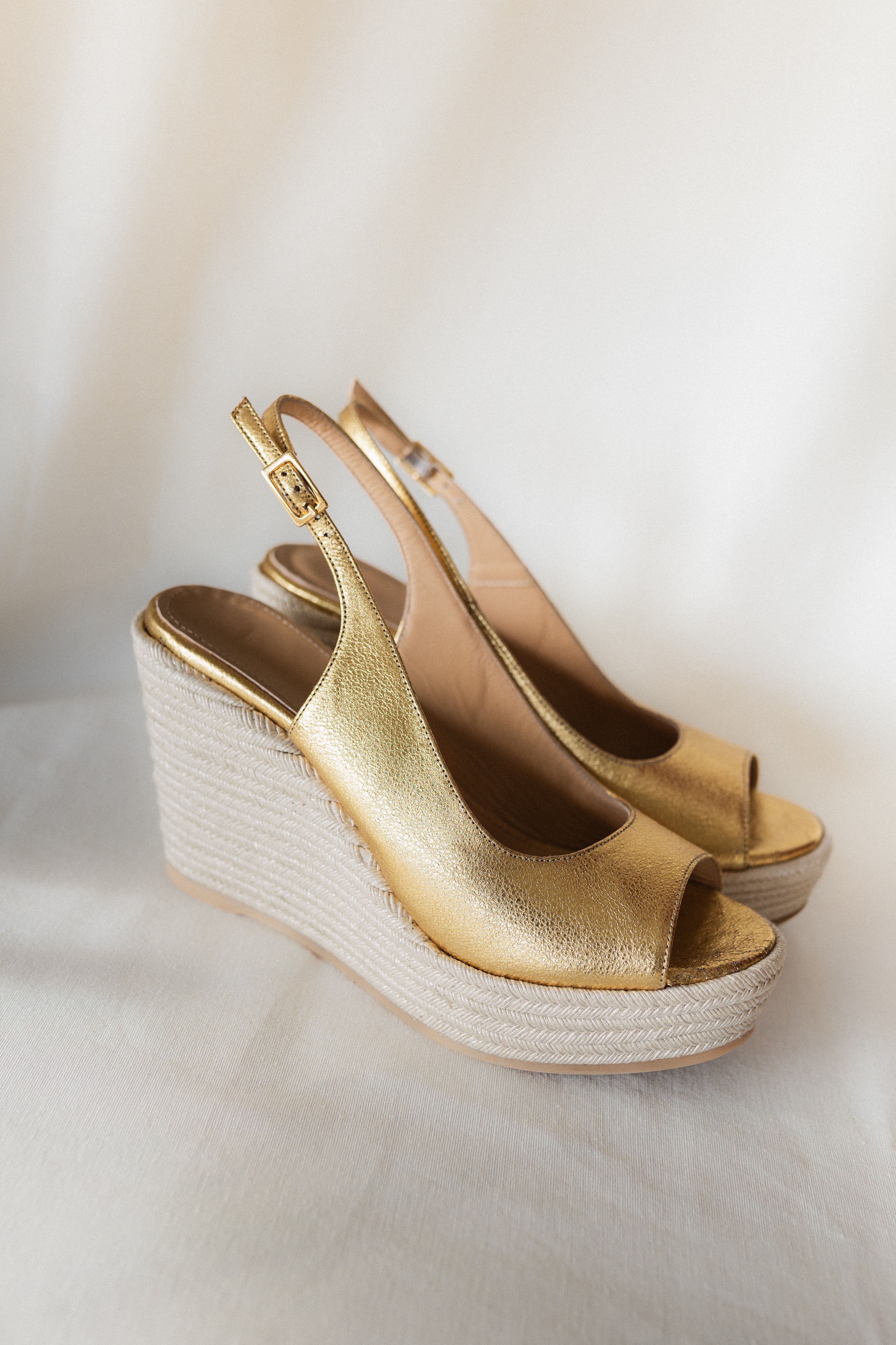CUÑA BELLA PIEL LAMINADO ORO 8,5 CM