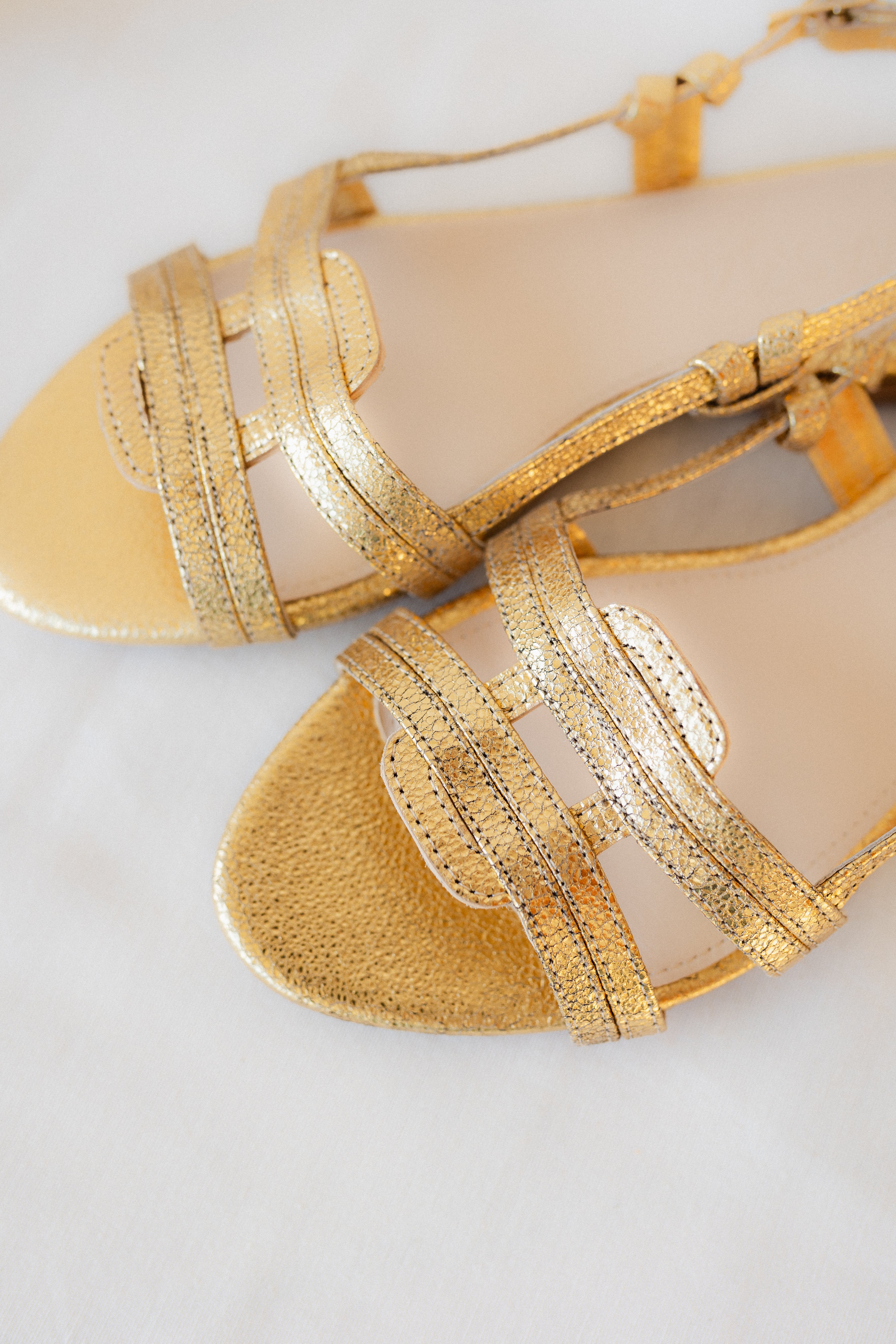 SANDALIA PLANA JULIETA PIEL LAMINADO ORO