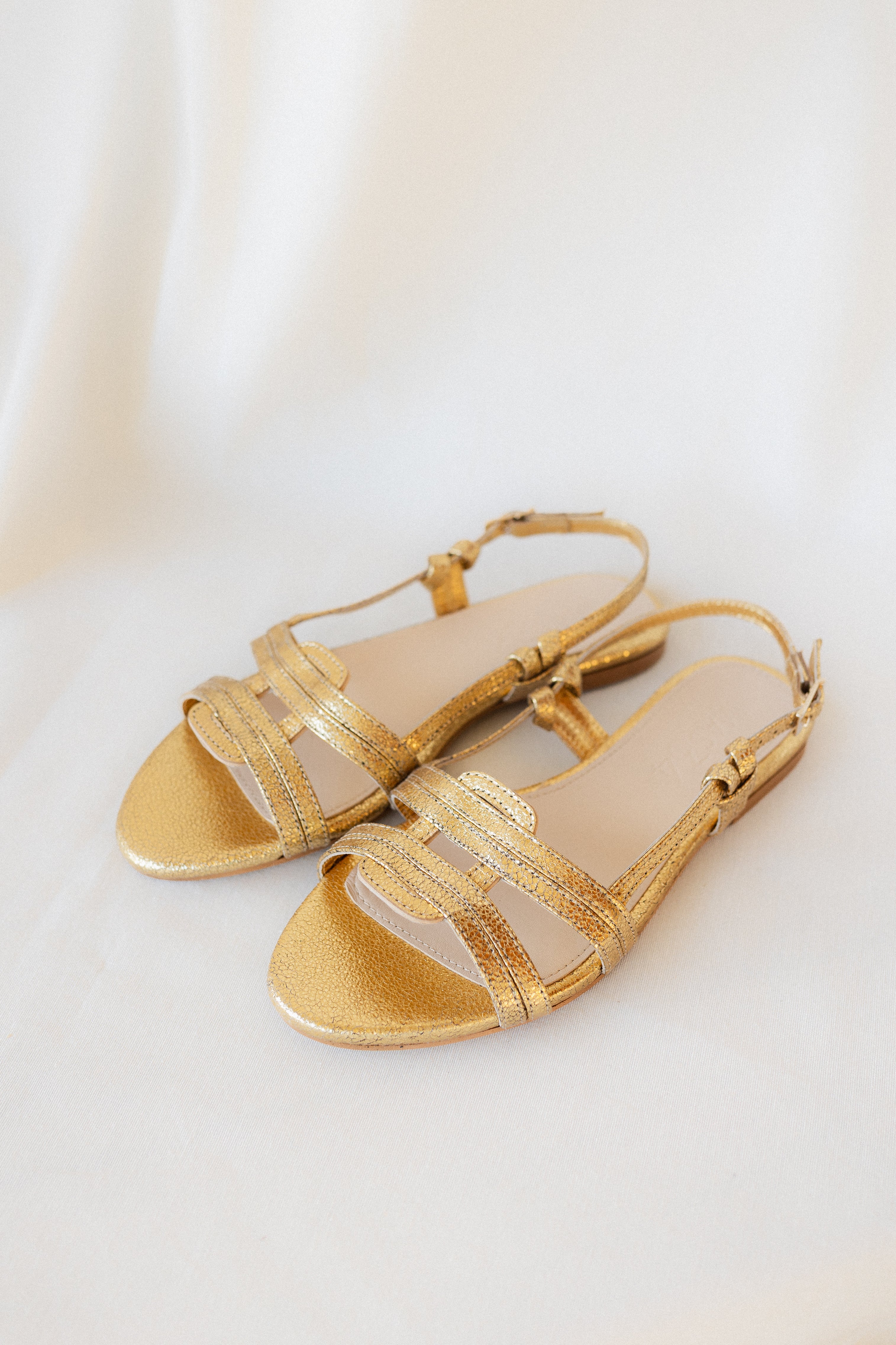 SANDALIA PLANA JULIETA PIEL LAMINADO ORO