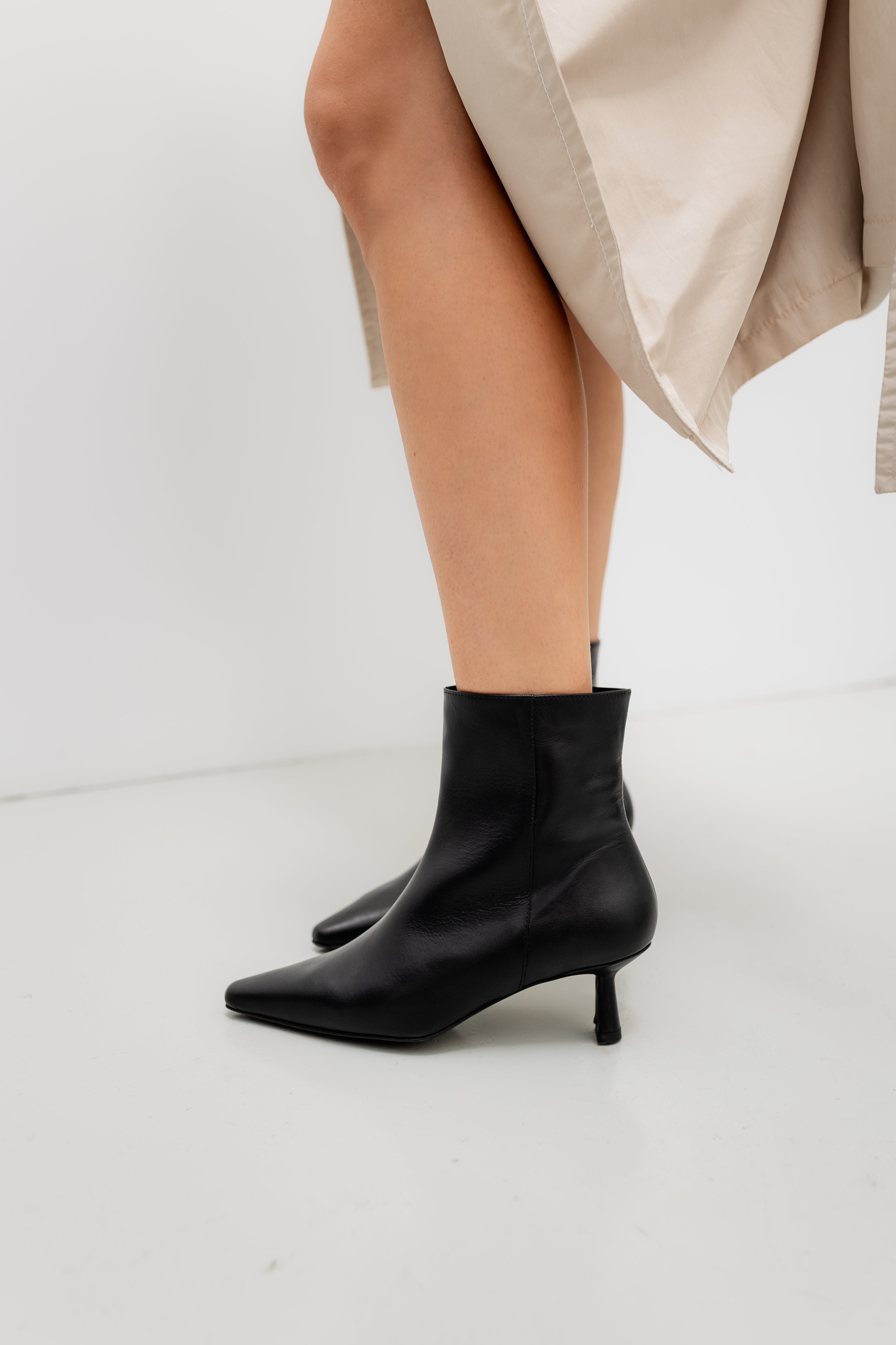 Botín para mujer de color negro en piel con punta cerrada y tacón bajo de 5 cm