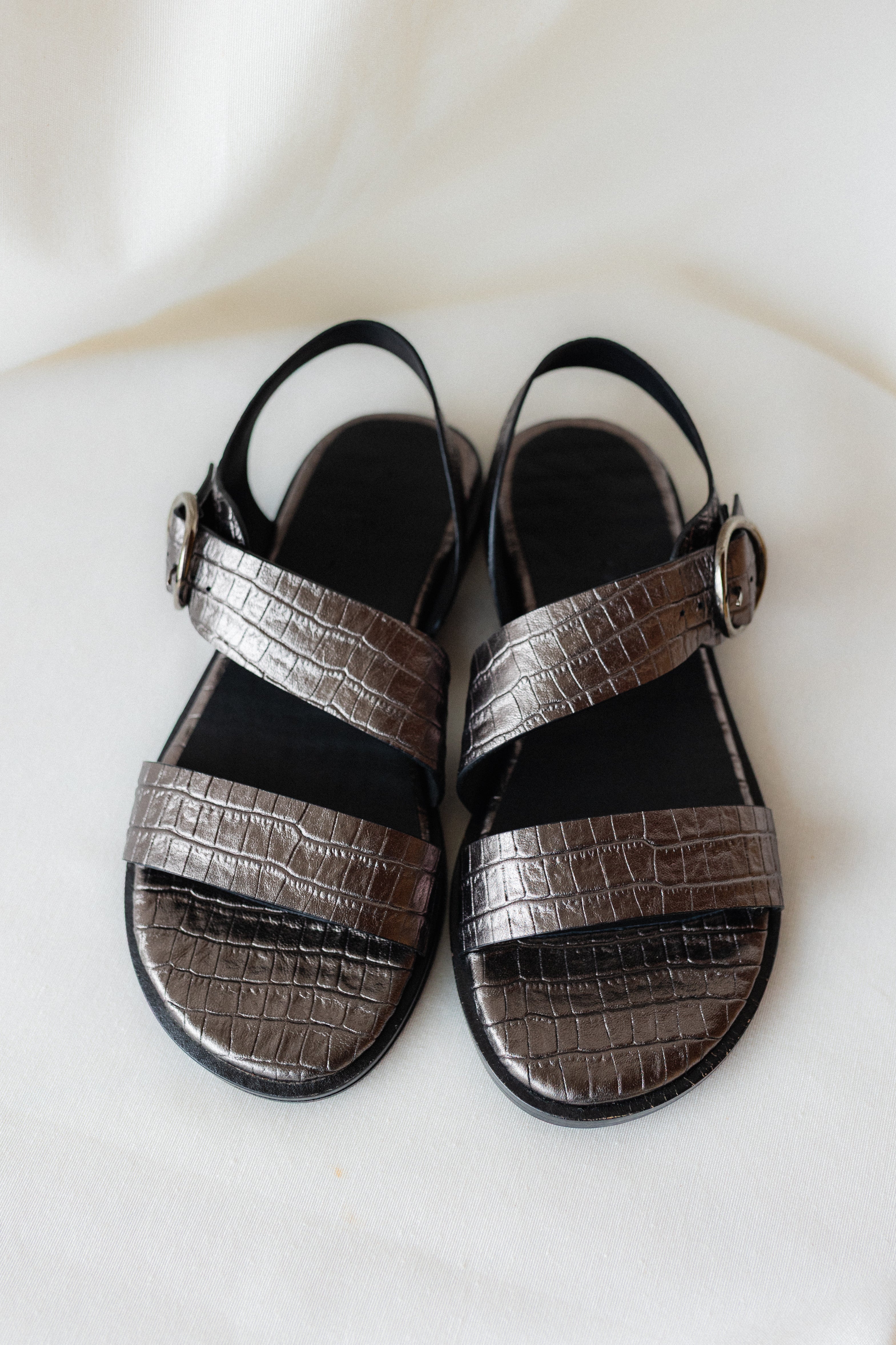 COSME FLAT SANDAL PLATINUM LAMINATED LEATHER