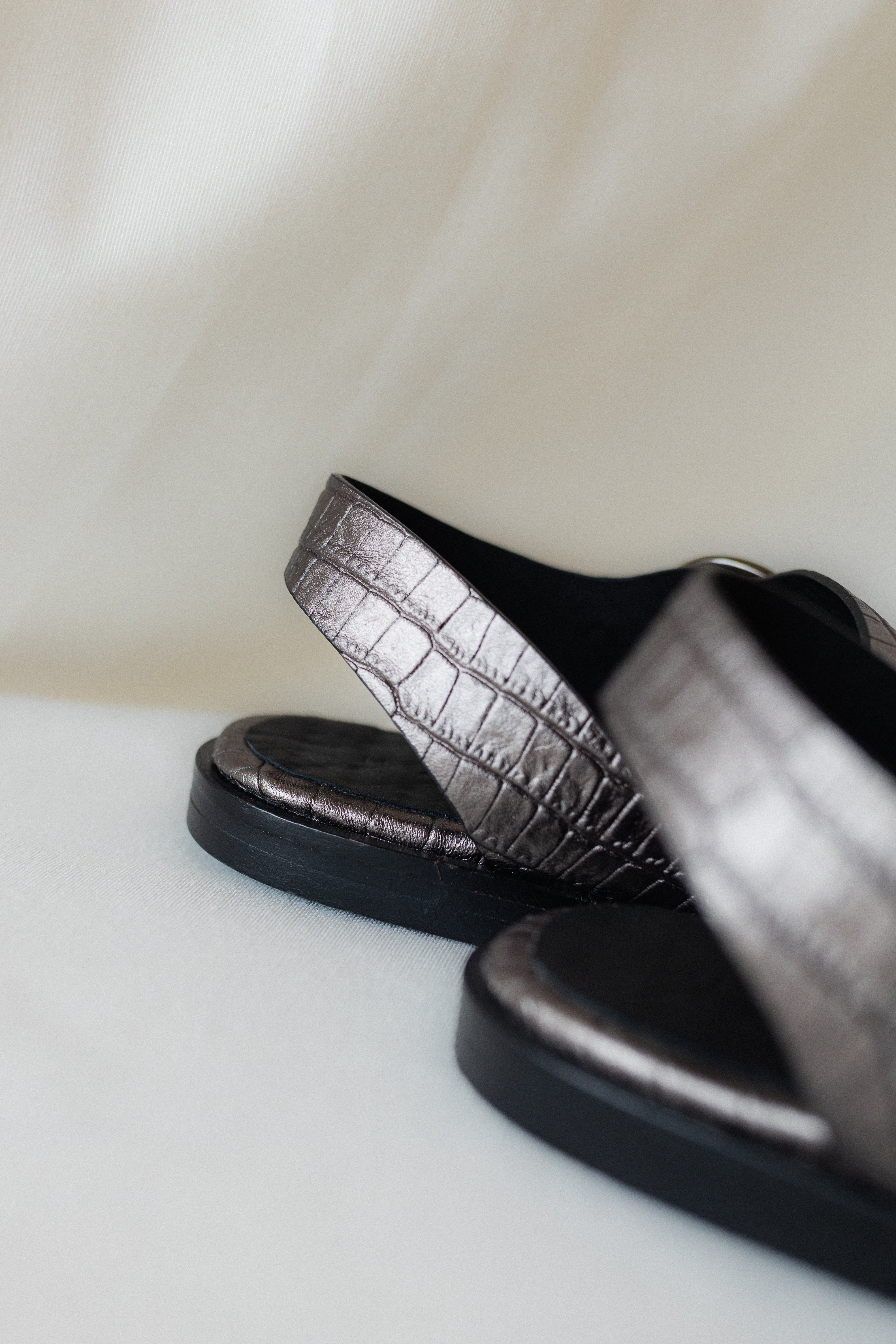 COSME FLAT SANDAL PLATINUM LAMINATED LEATHER