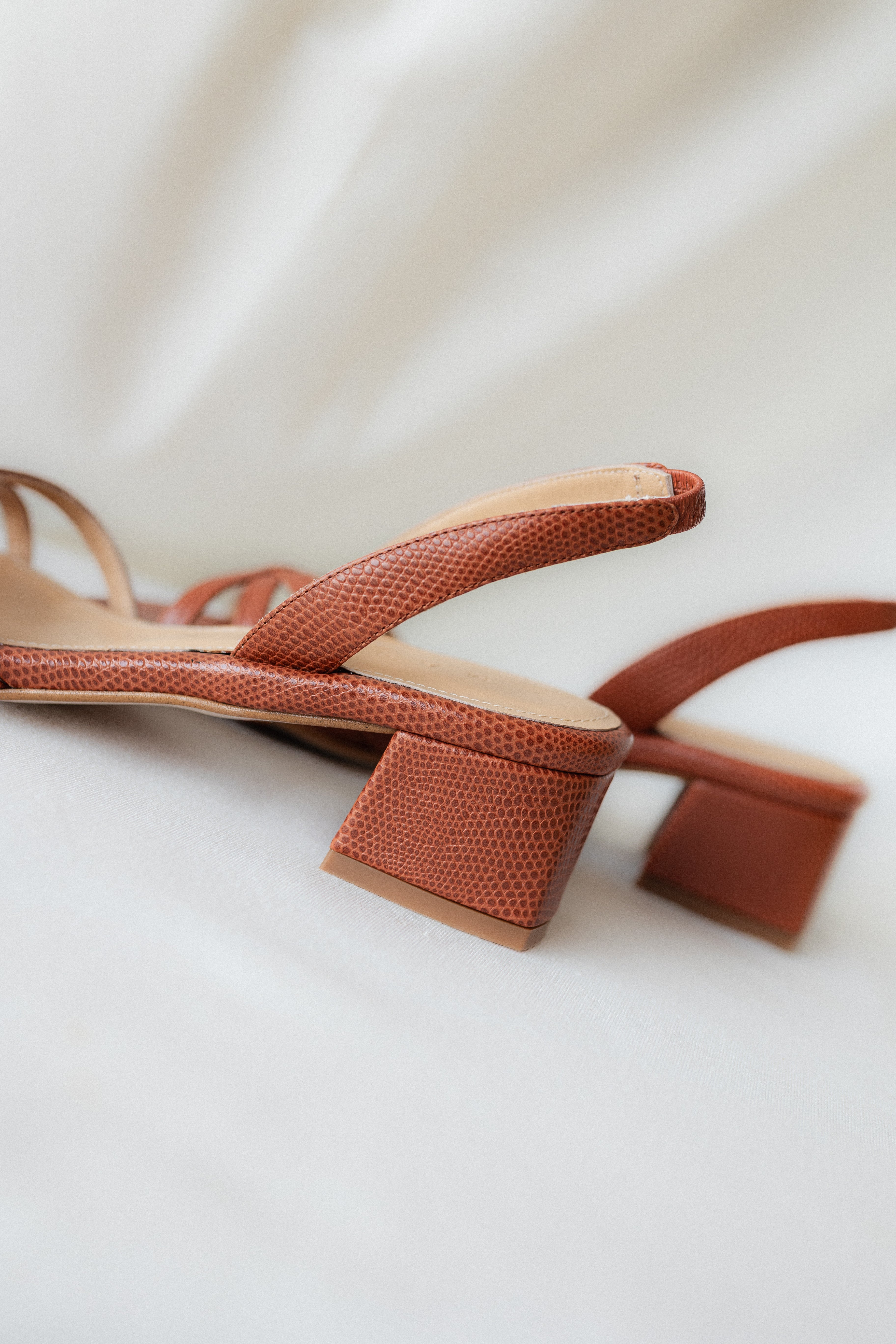 SANDALIA ALLEGRA PIEL GRABADA MARRÓN TACÓN 4CM