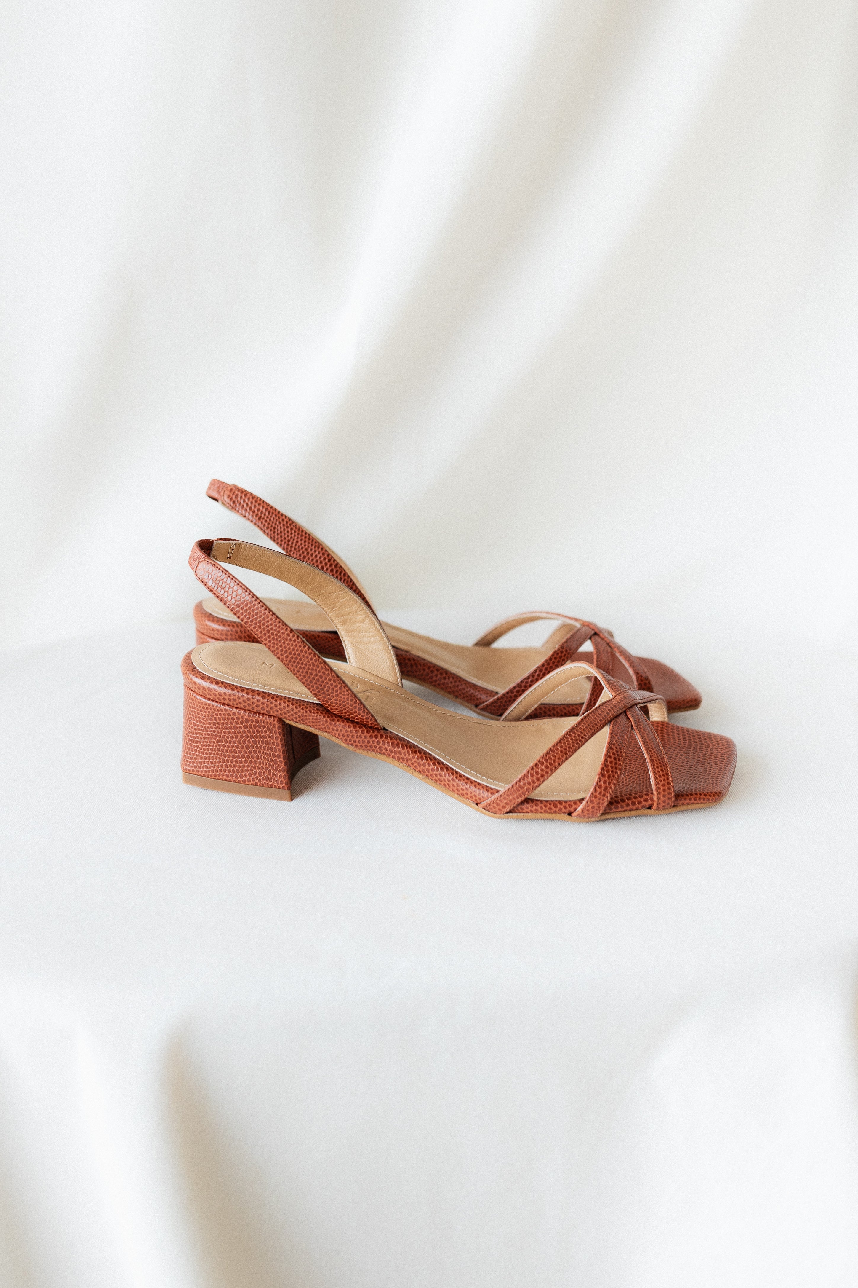 SANDALIA ALLEGRA PIEL GRABADA MARRÓN TACÓN 4CM