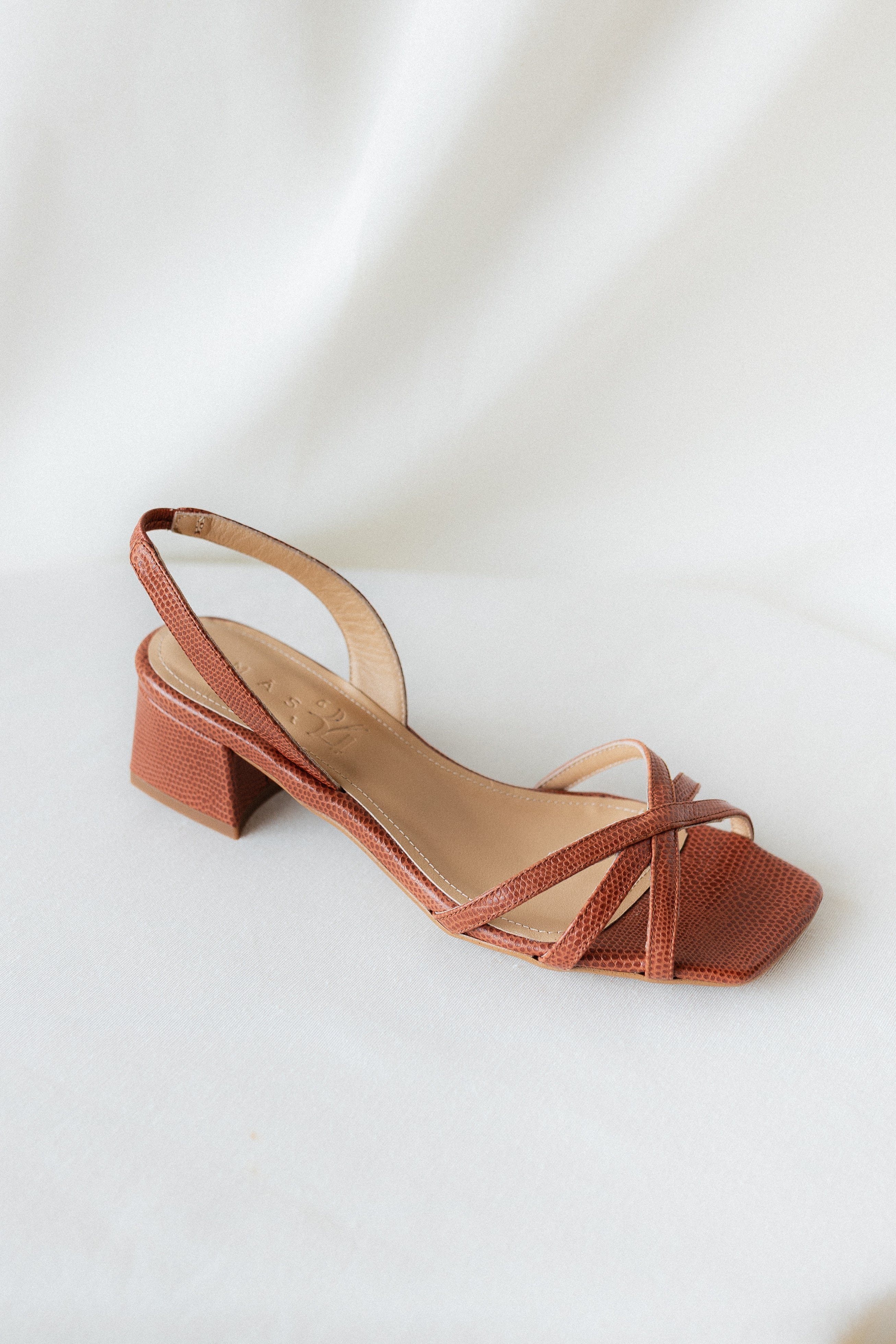 SANDALIA ALLEGRA PIEL GRABADA MARRÓN TACÓN 4CM