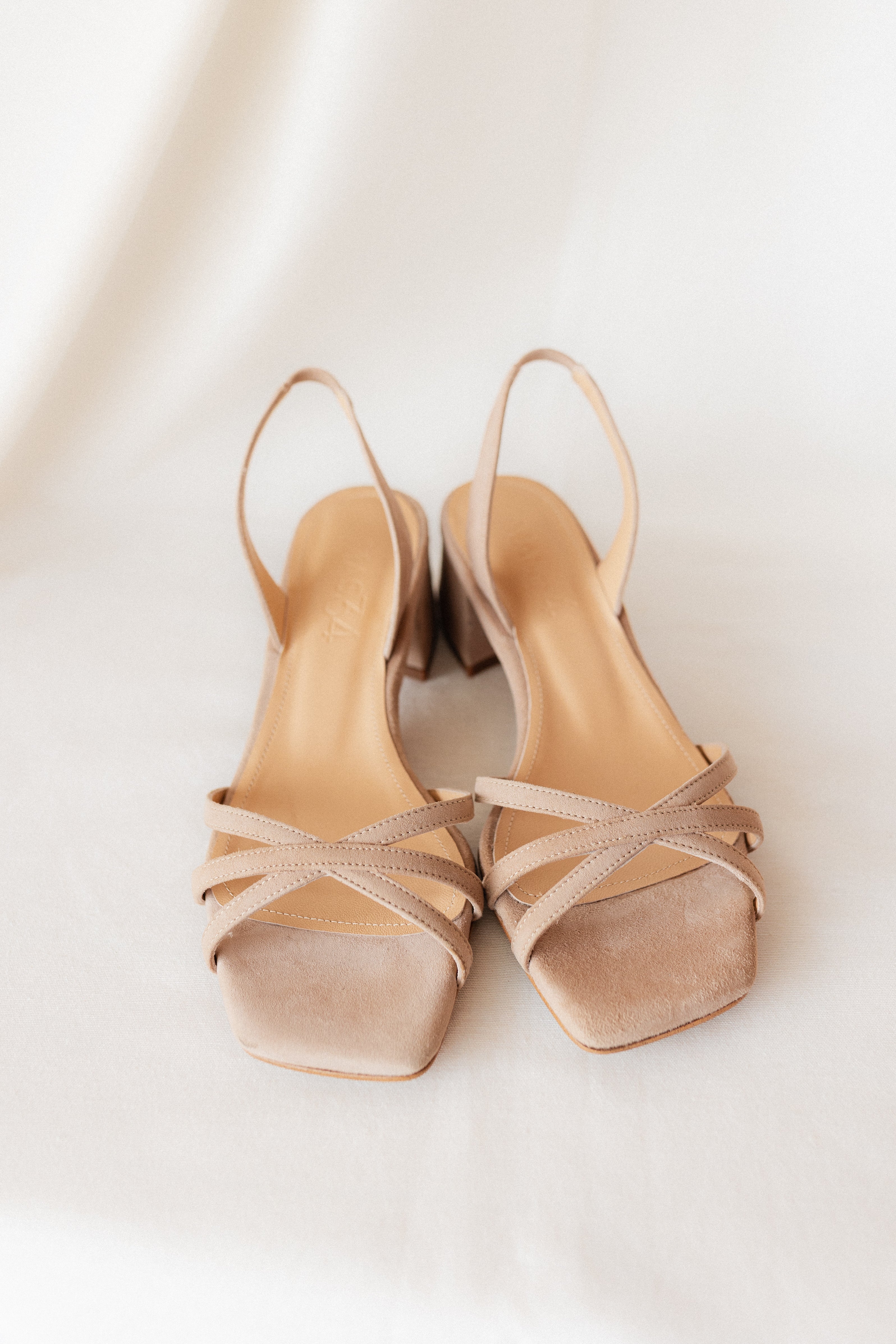 SANDALIA ALLEGRA ANTE NATURAL TACÓN 4CM