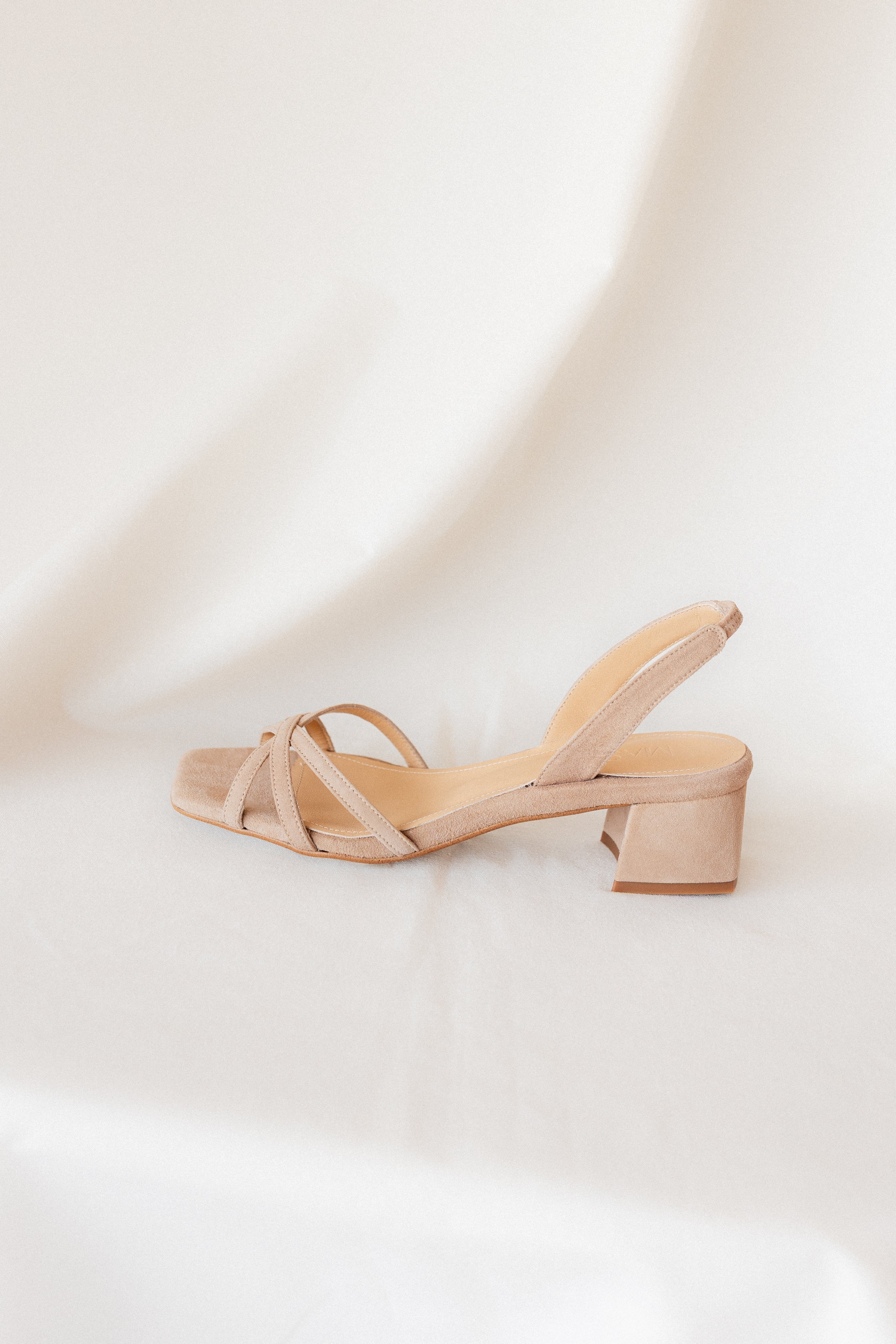 SANDALIA ALLEGRA ANTE NATURAL TACÓN 4CM