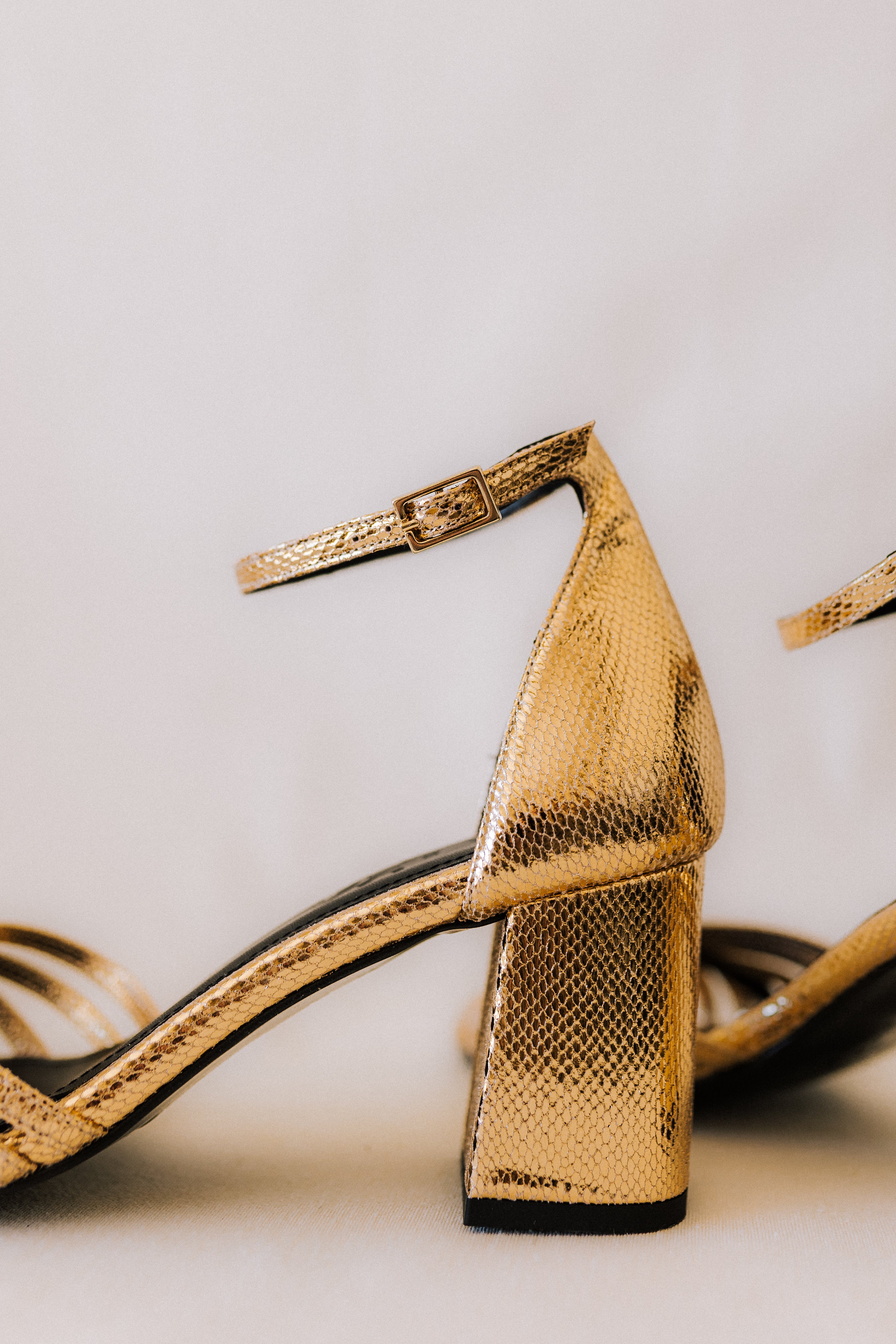 SANDALIA AITANA PIEL GRABADA ORO TACÓN 6CM