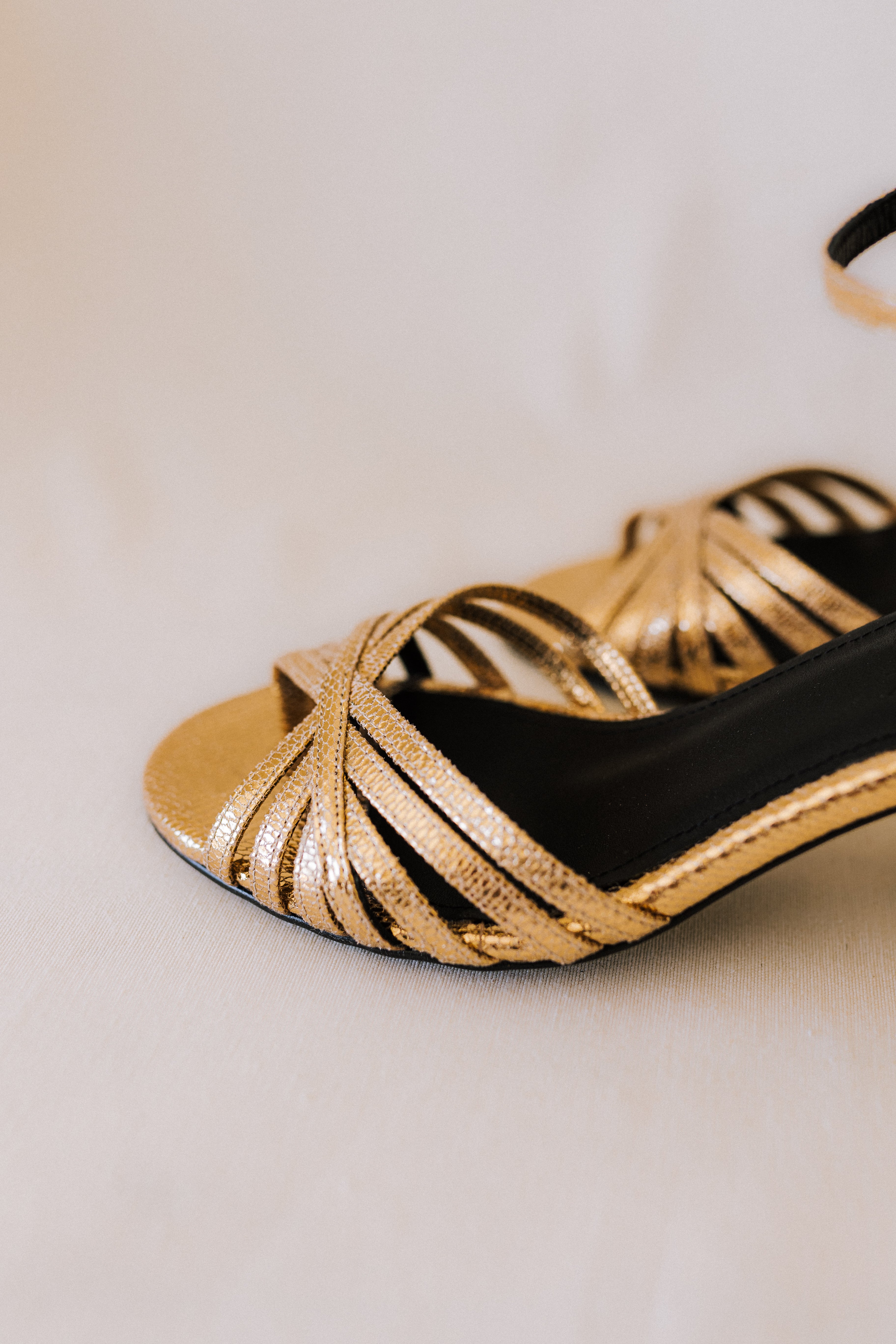 SANDALIA AITANA PIEL GRABADA ORO TACÓN 6CM