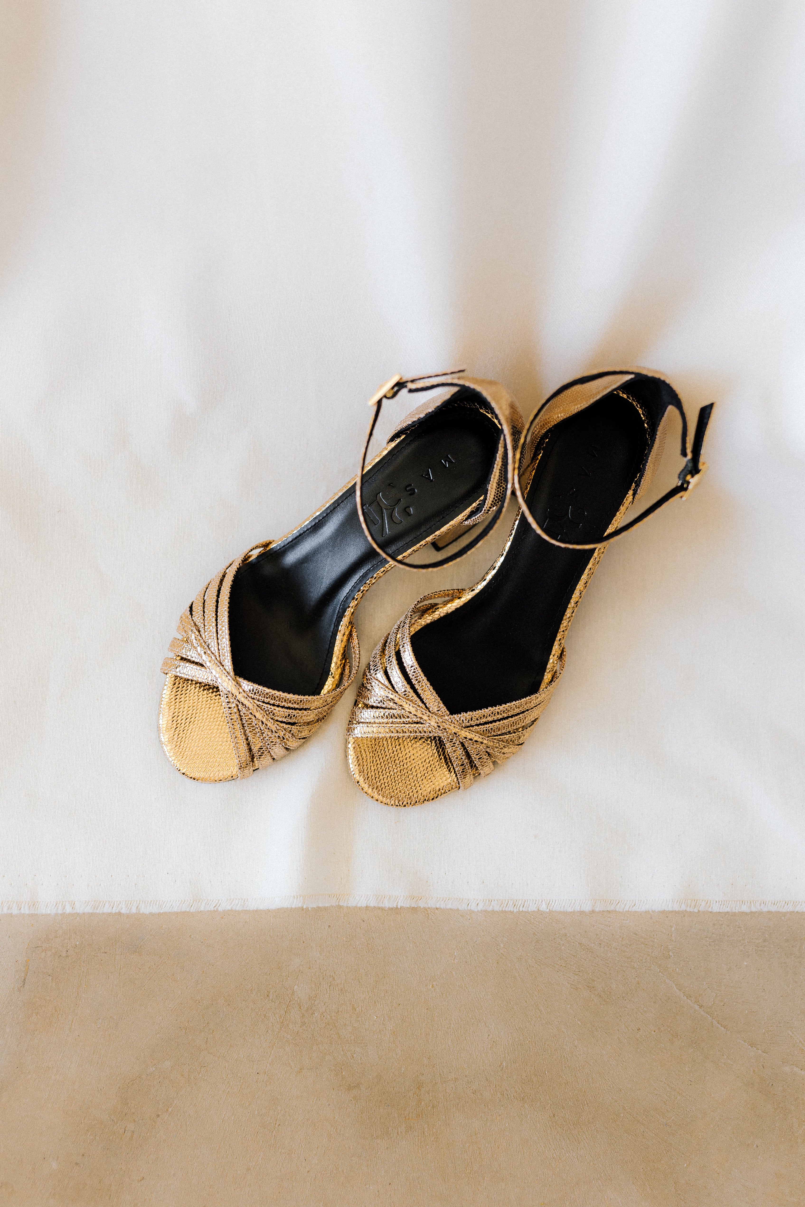 SANDALIA AITANA PIEL GRABADA ORO TACÓN 6CM