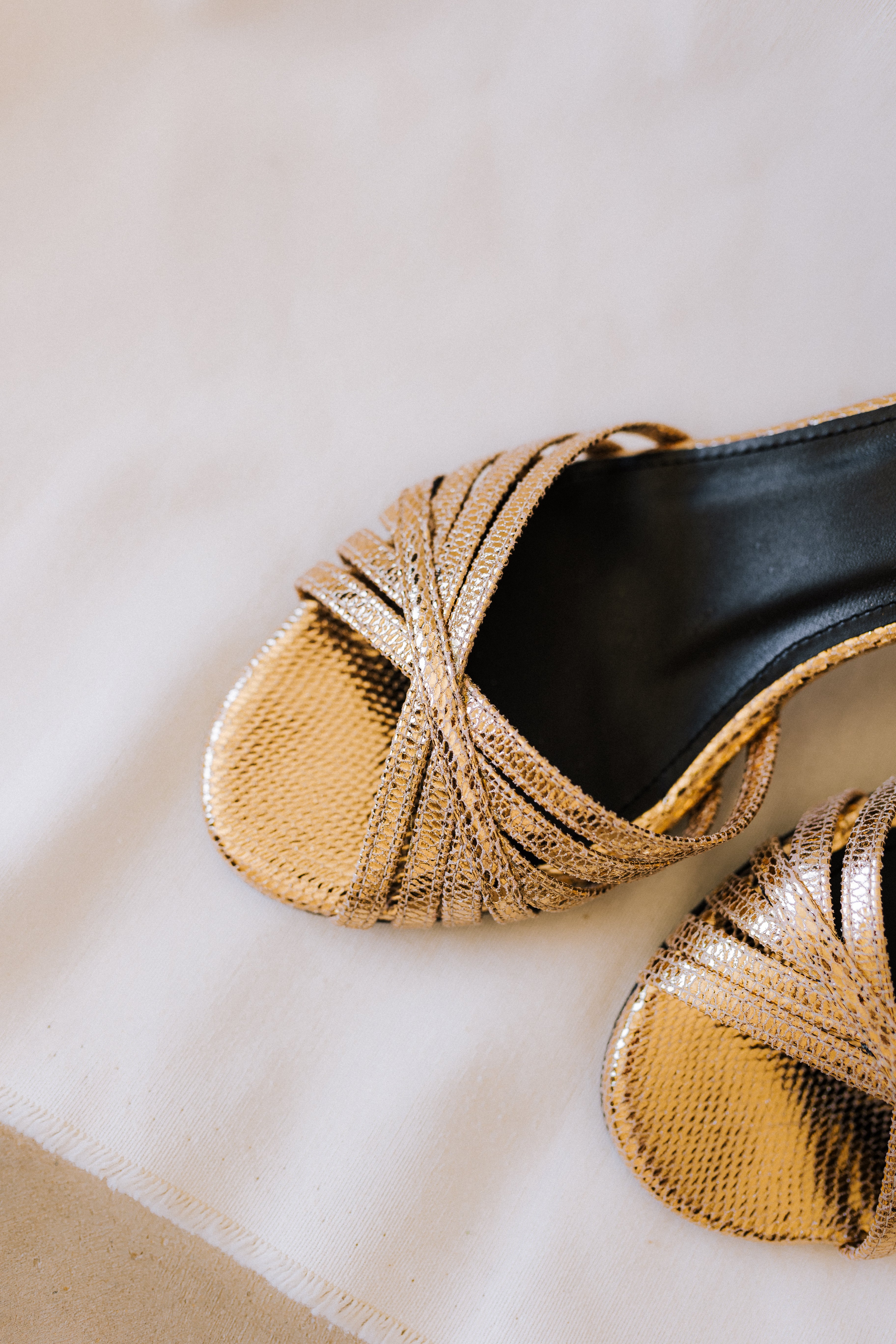 SANDALIA AITANA PIEL GRABADA ORO TACÓN 6CM