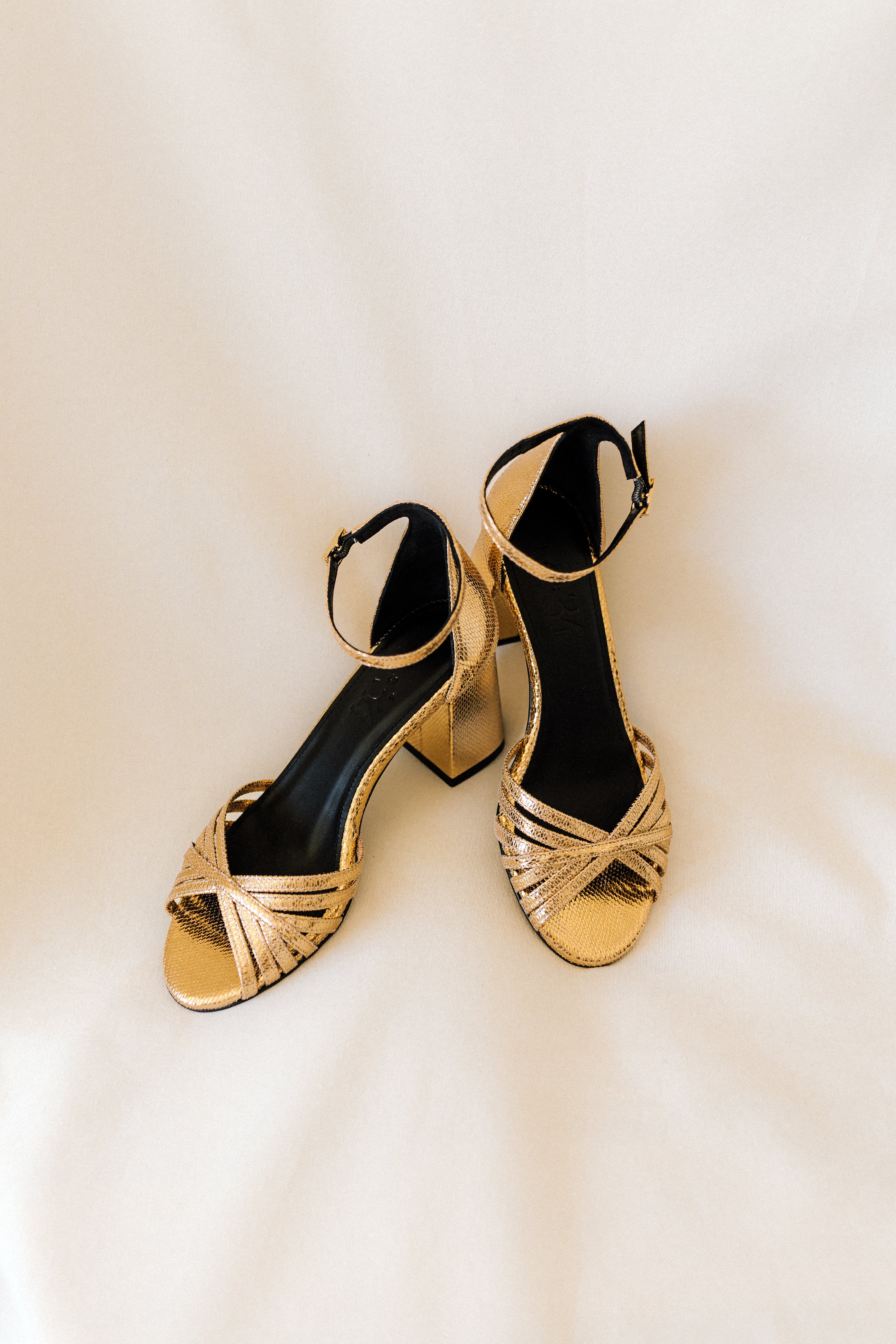 SANDALIA AITANA PIEL GRABADA ORO TACÓN 6CM