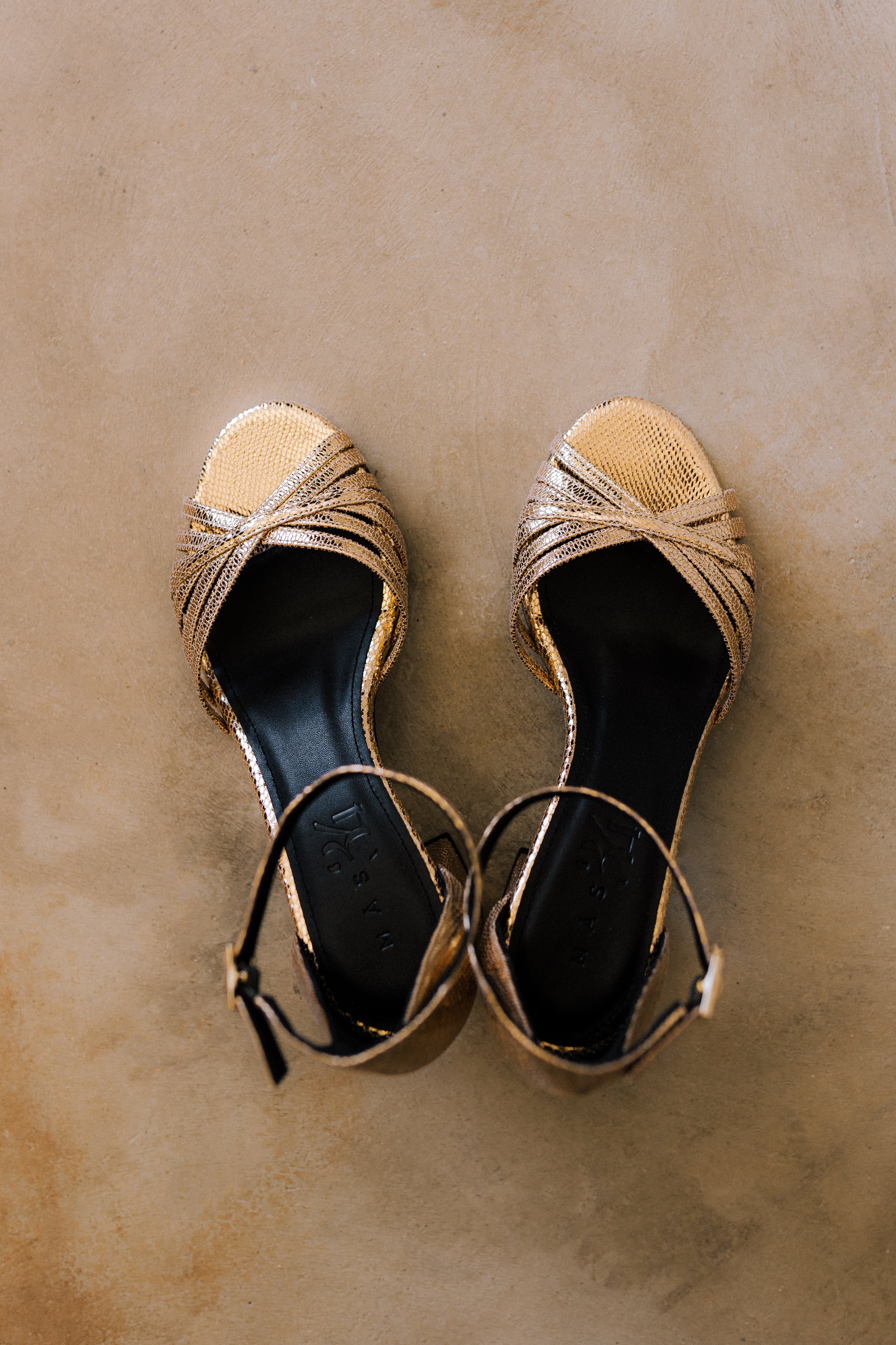 SANDALIA AITANA PIEL GRABADA ORO TACÓN 6CM