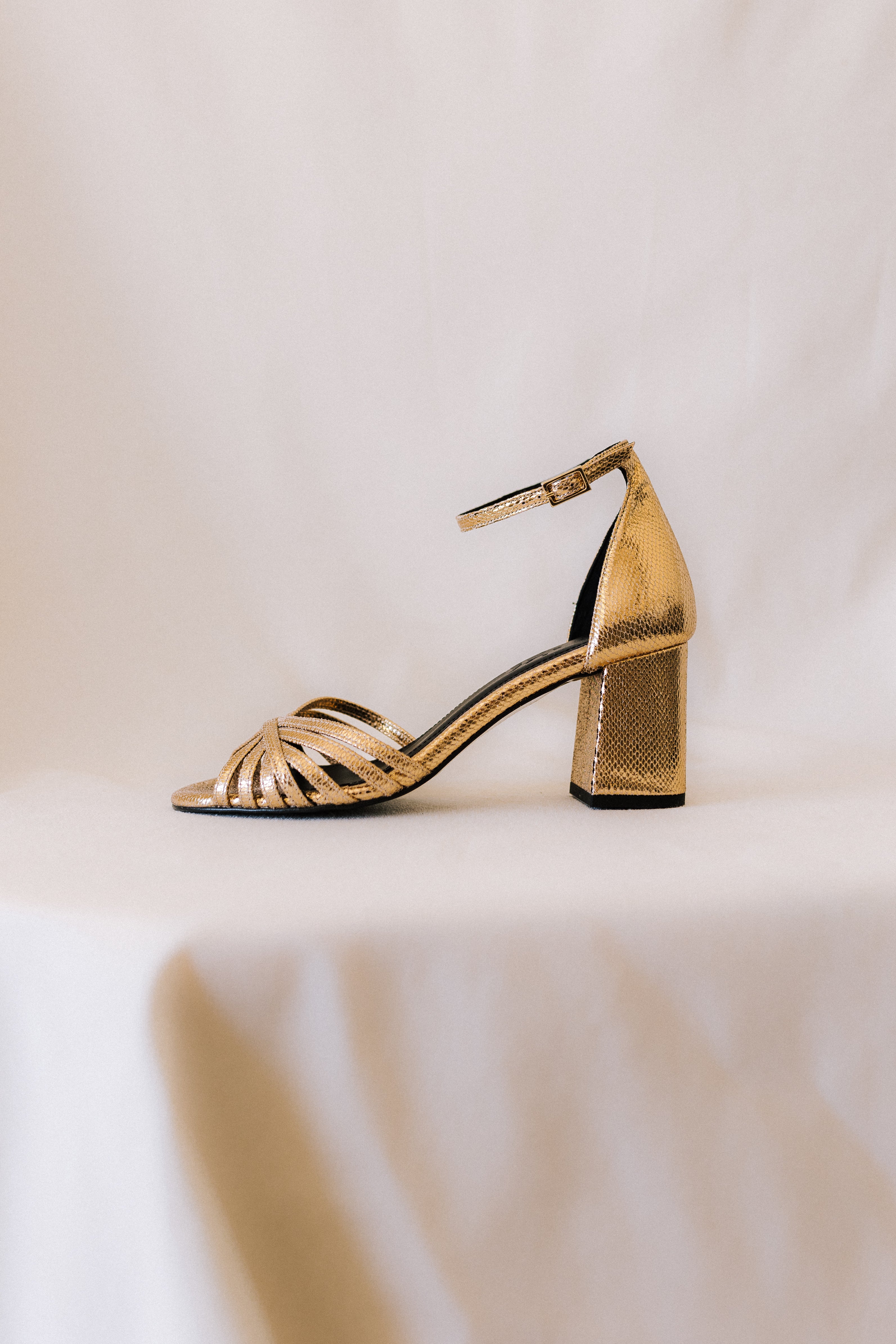 SANDALIA AITANA PIEL GRABADA ORO TACÓN 6CM