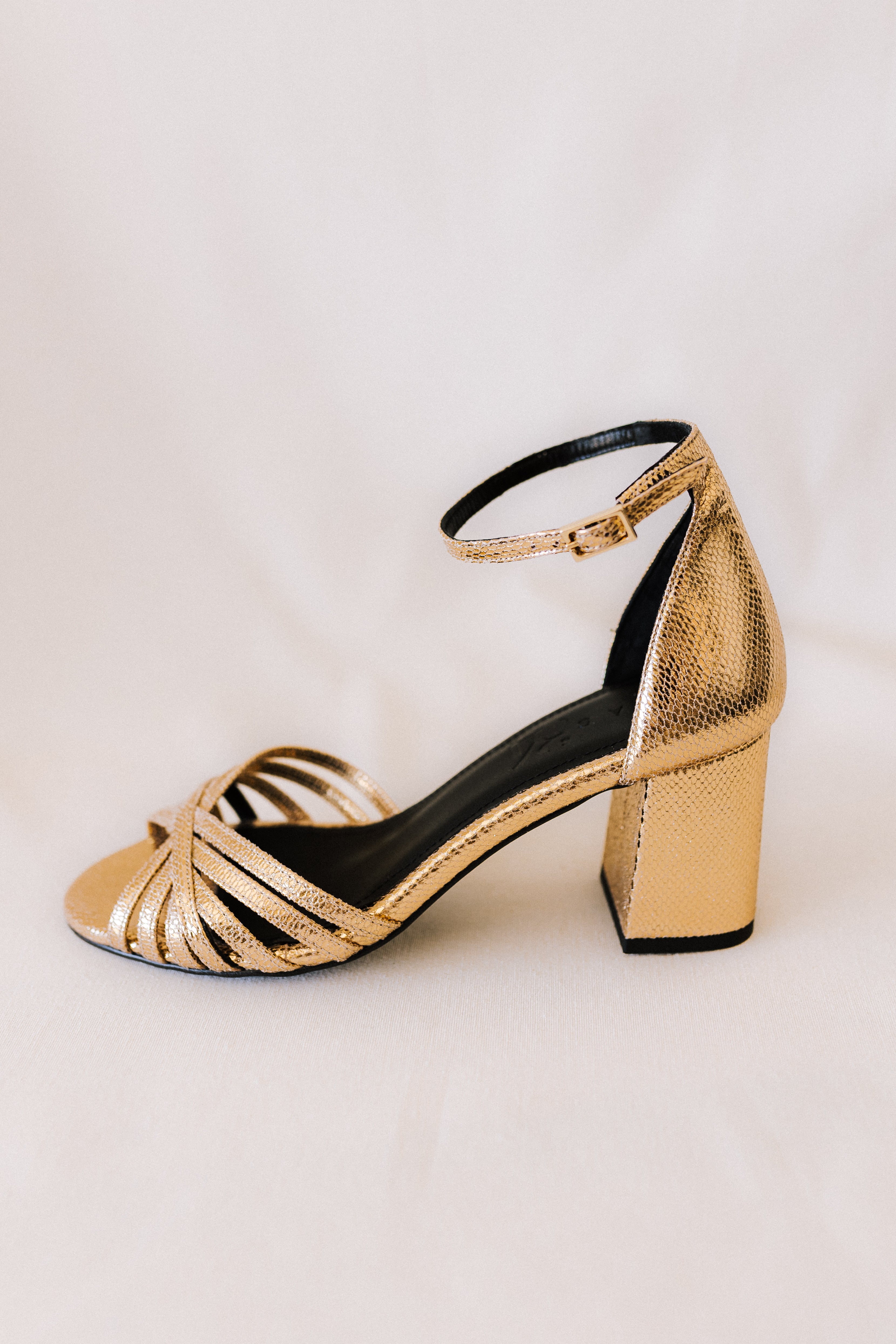 SANDALIA AITANA PIEL GRABADA ORO TACÓN 6CM