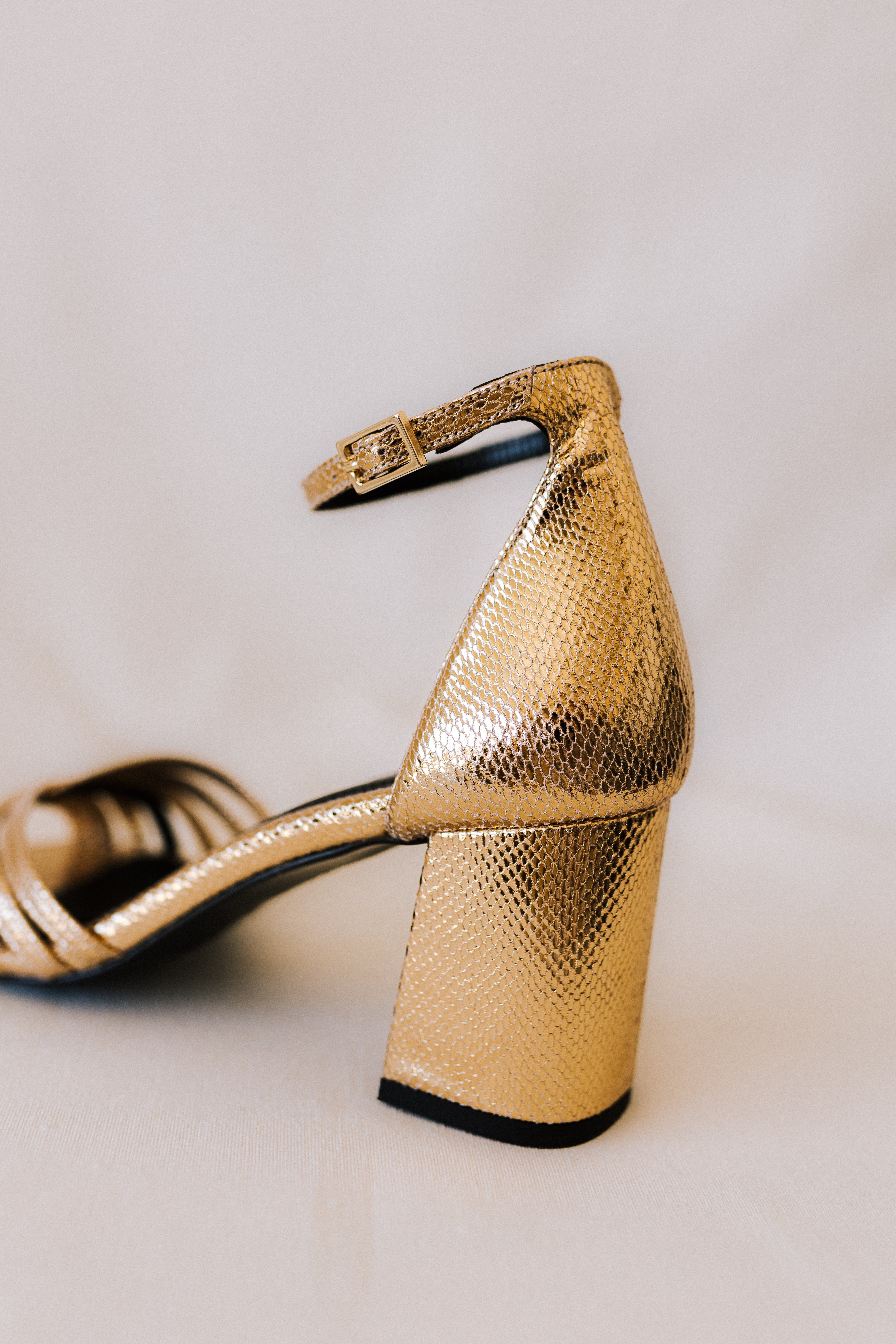 SANDALIA AITANA PIEL GRABADA ORO TACÓN 6CM