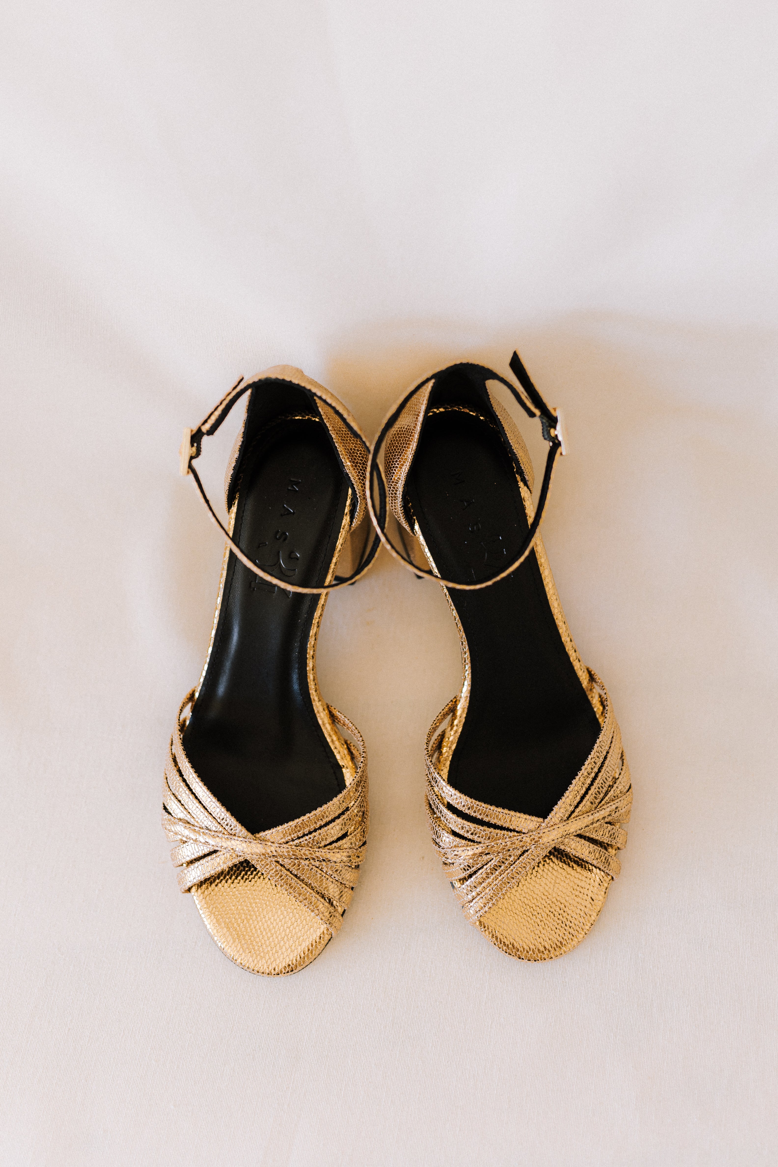 SANDALIA AITANA PIEL GRABADA ORO TACÓN 6CM