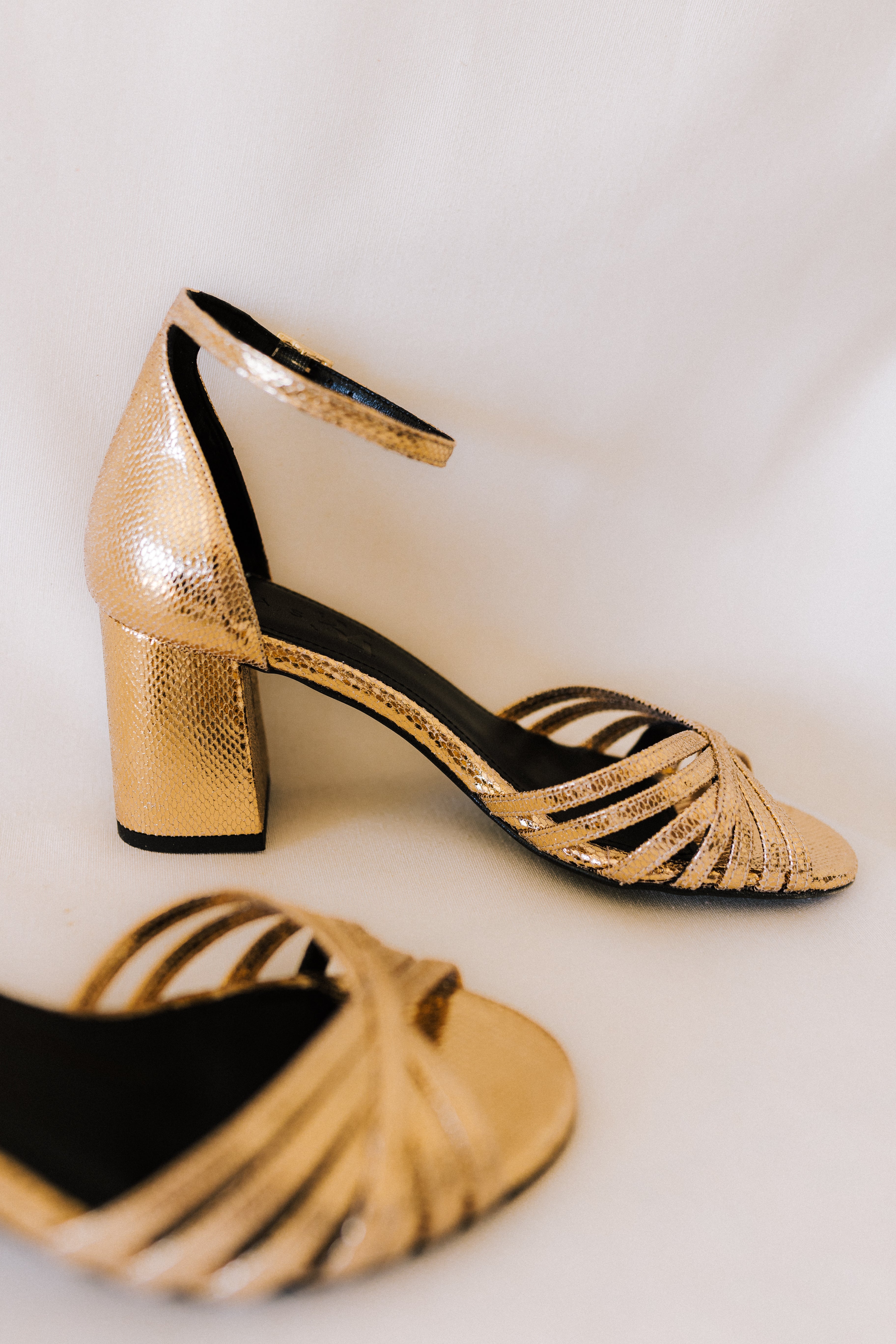 SANDALIA AITANA PIEL GRABADA ORO TACÓN 6CM