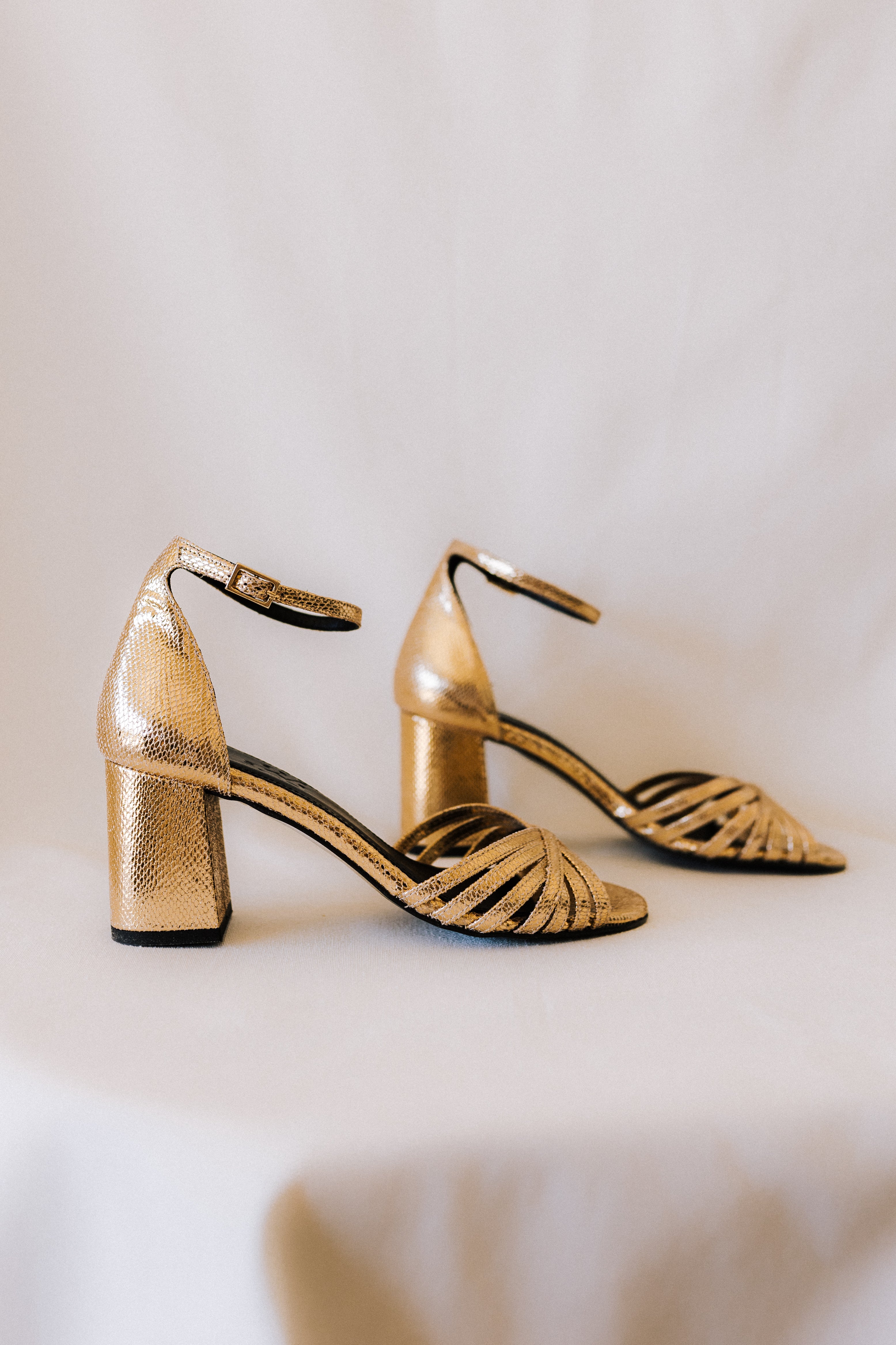 SANDALIA AITANA PIEL GRABADA ORO TACÓN 6CM