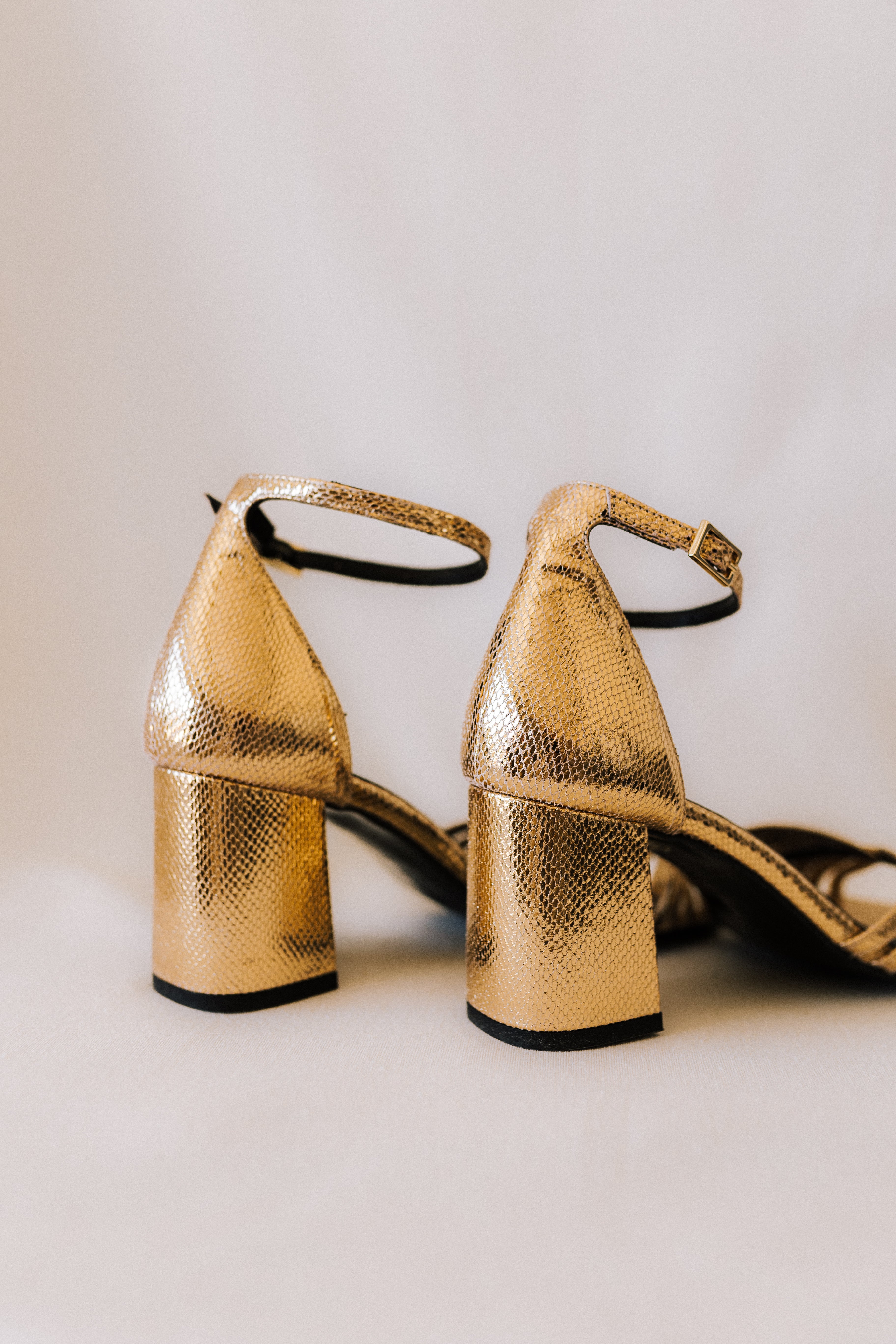 SANDALIA AITANA PIEL GRABADA ORO TACÓN 6CM