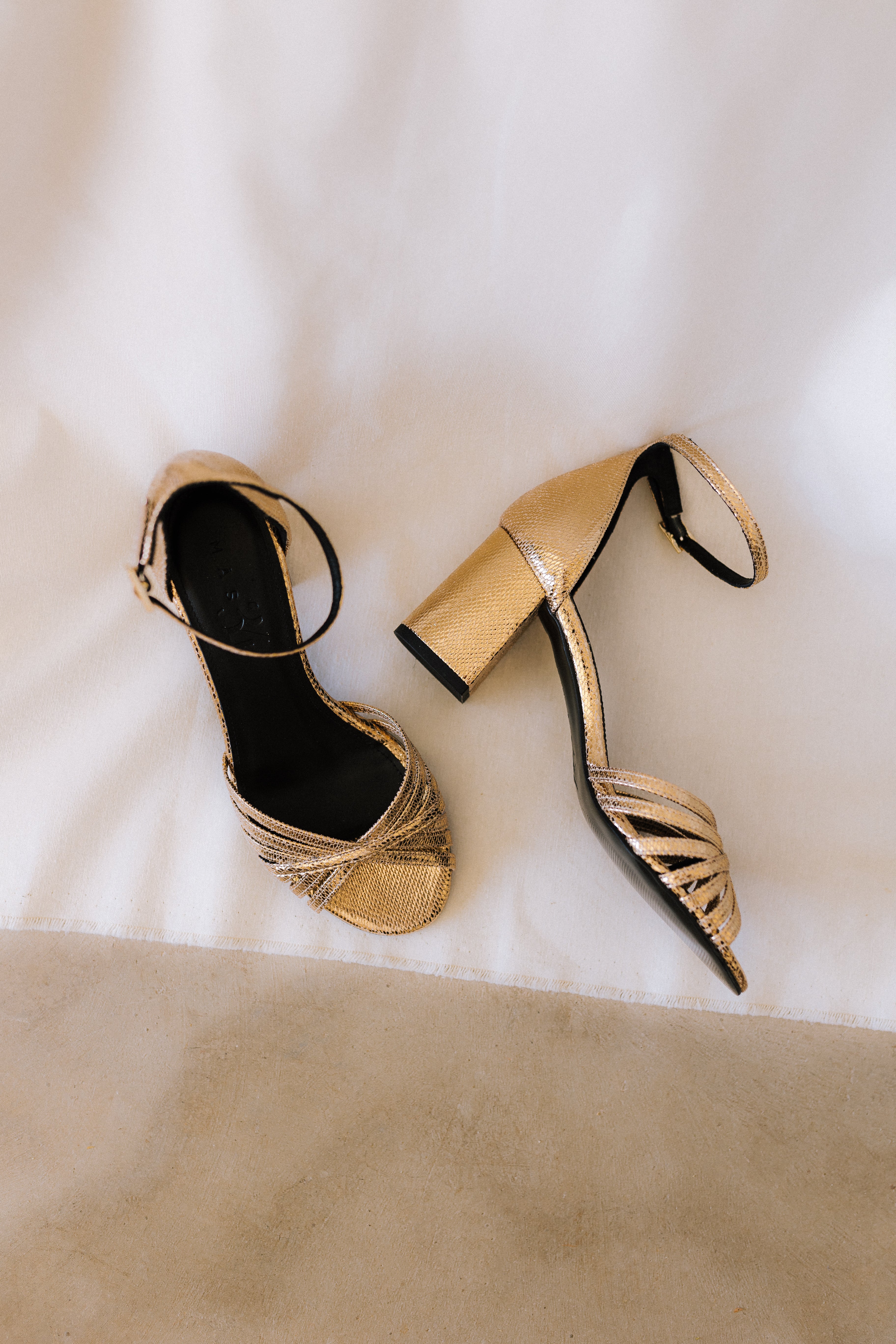 SANDALIA AITANA PIEL GRABADA ORO TACÓN 6CM