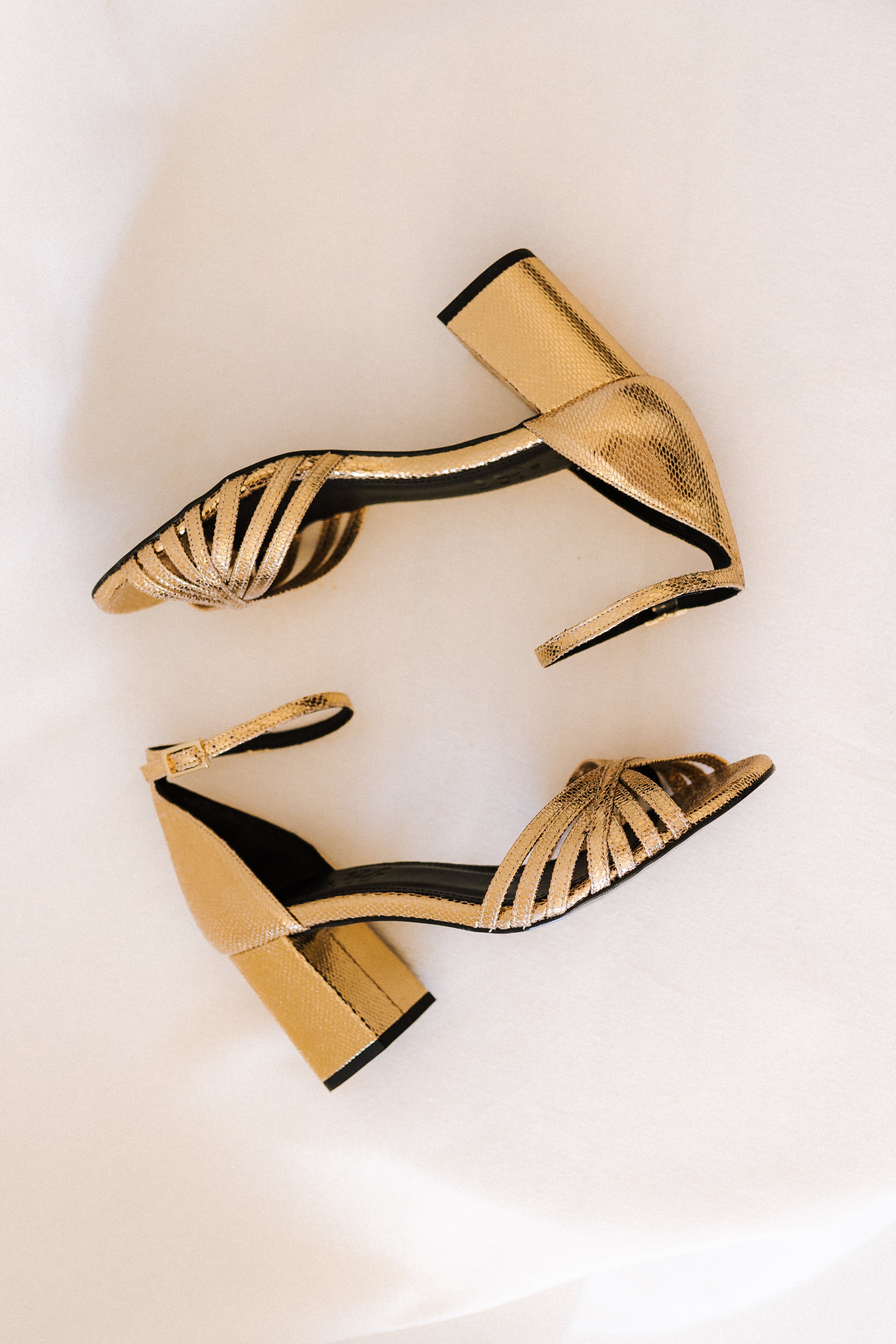 SANDALIA AITANA PIEL GRABADA ORO TACÓN 6CM