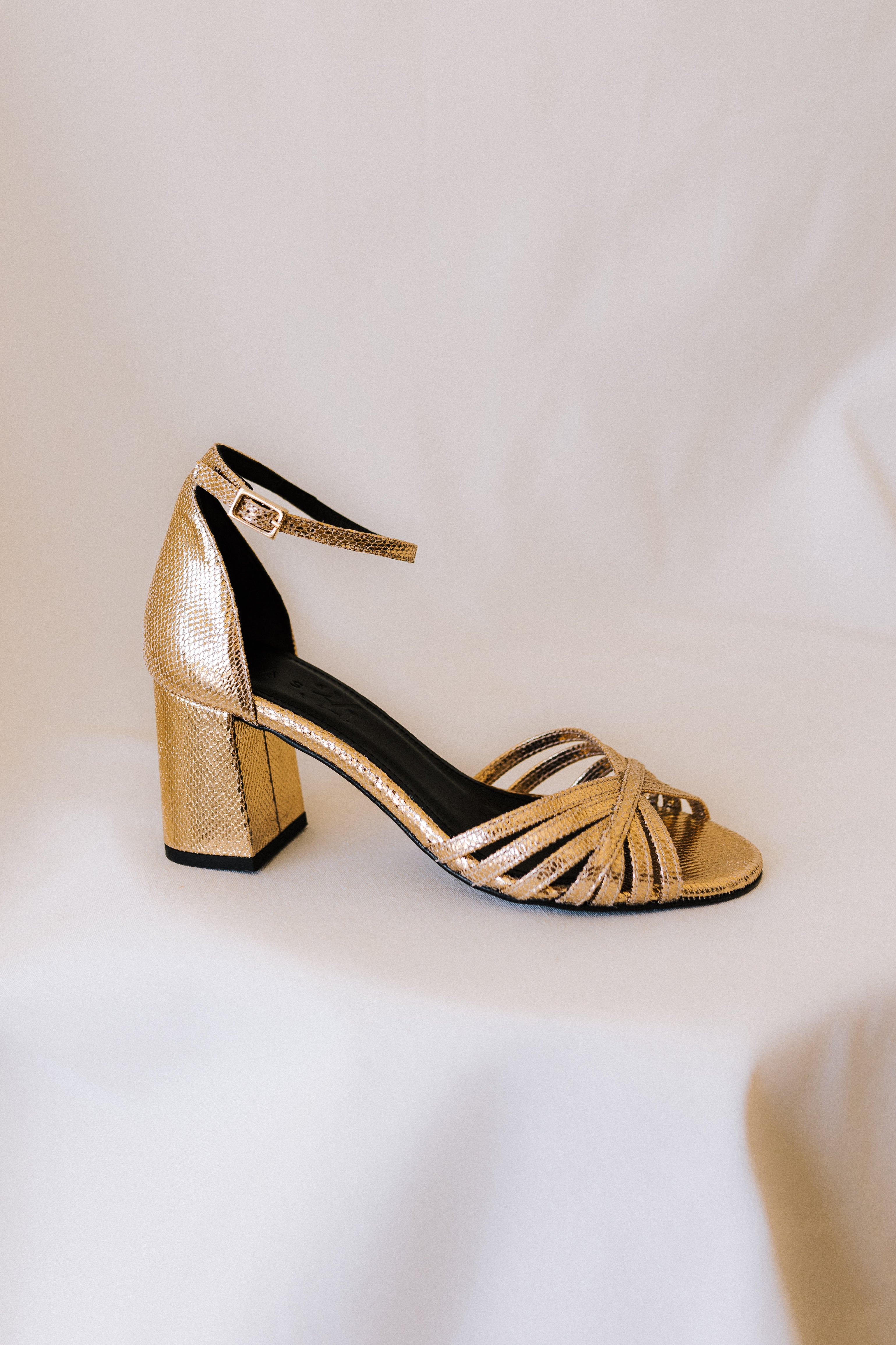 SANDALIA AITANA PIEL GRABADA ORO TACÓN 6CM