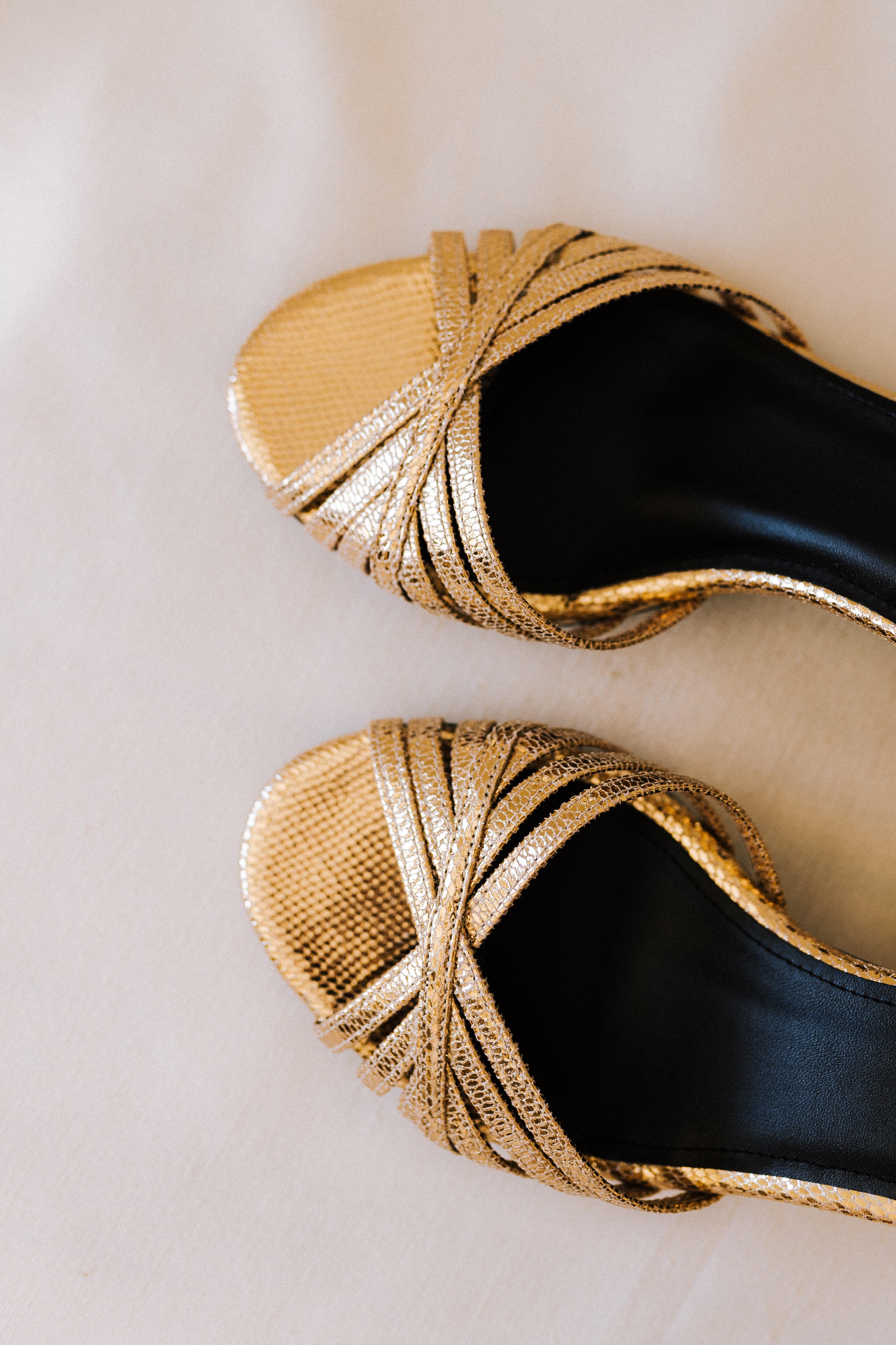 SANDALIA AITANA PIEL GRABADA ORO TACÓN 6CM