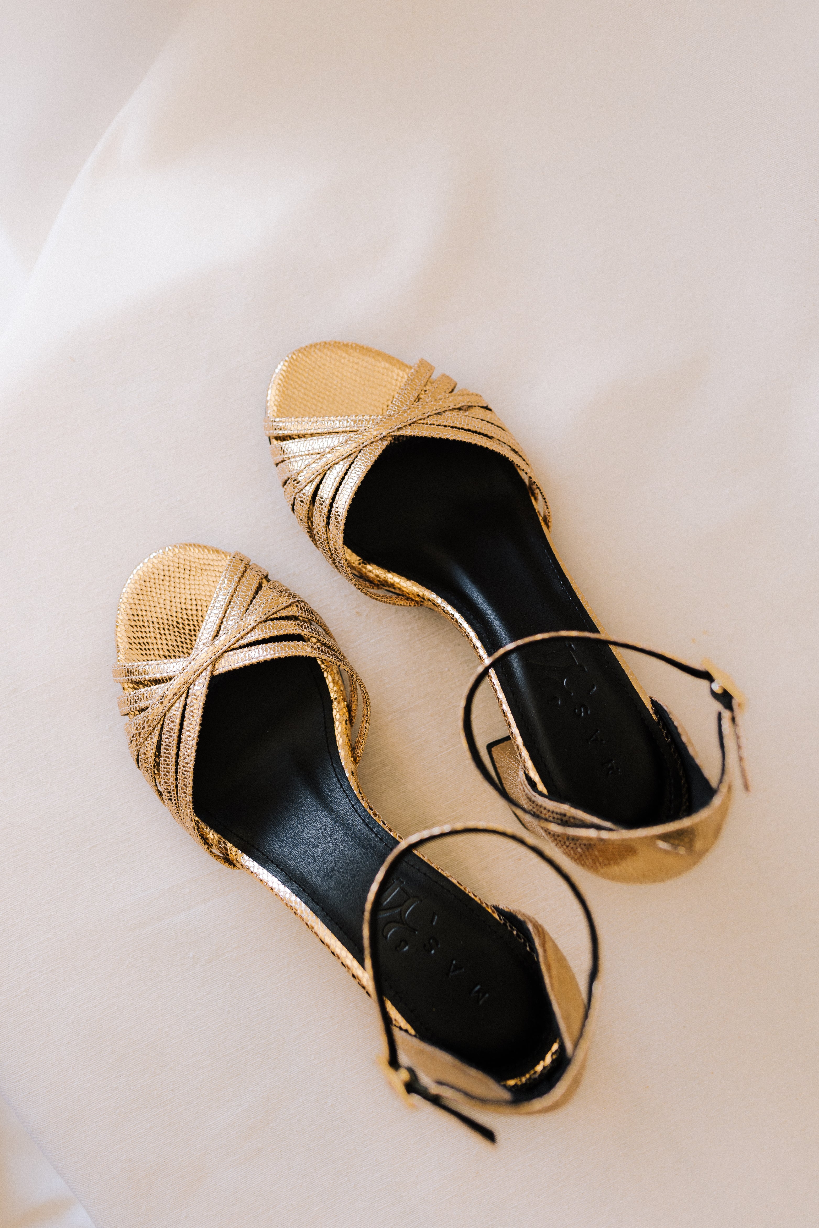 Sandalia de mujer elegante en piel grabada oro