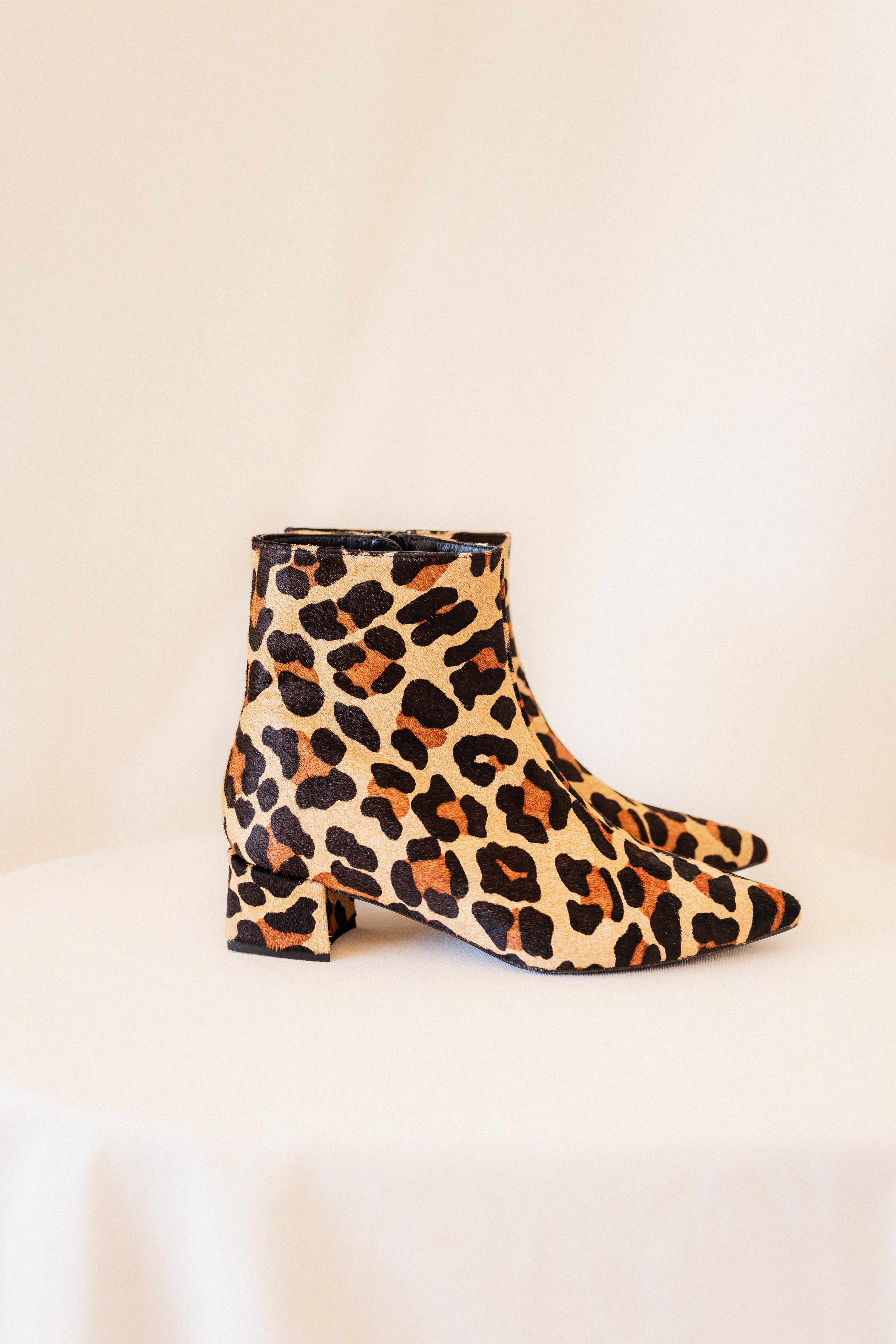 BOTÍN SILVIA PIEL EFECTO POTRO LEOPARDO TACÓN 4CM