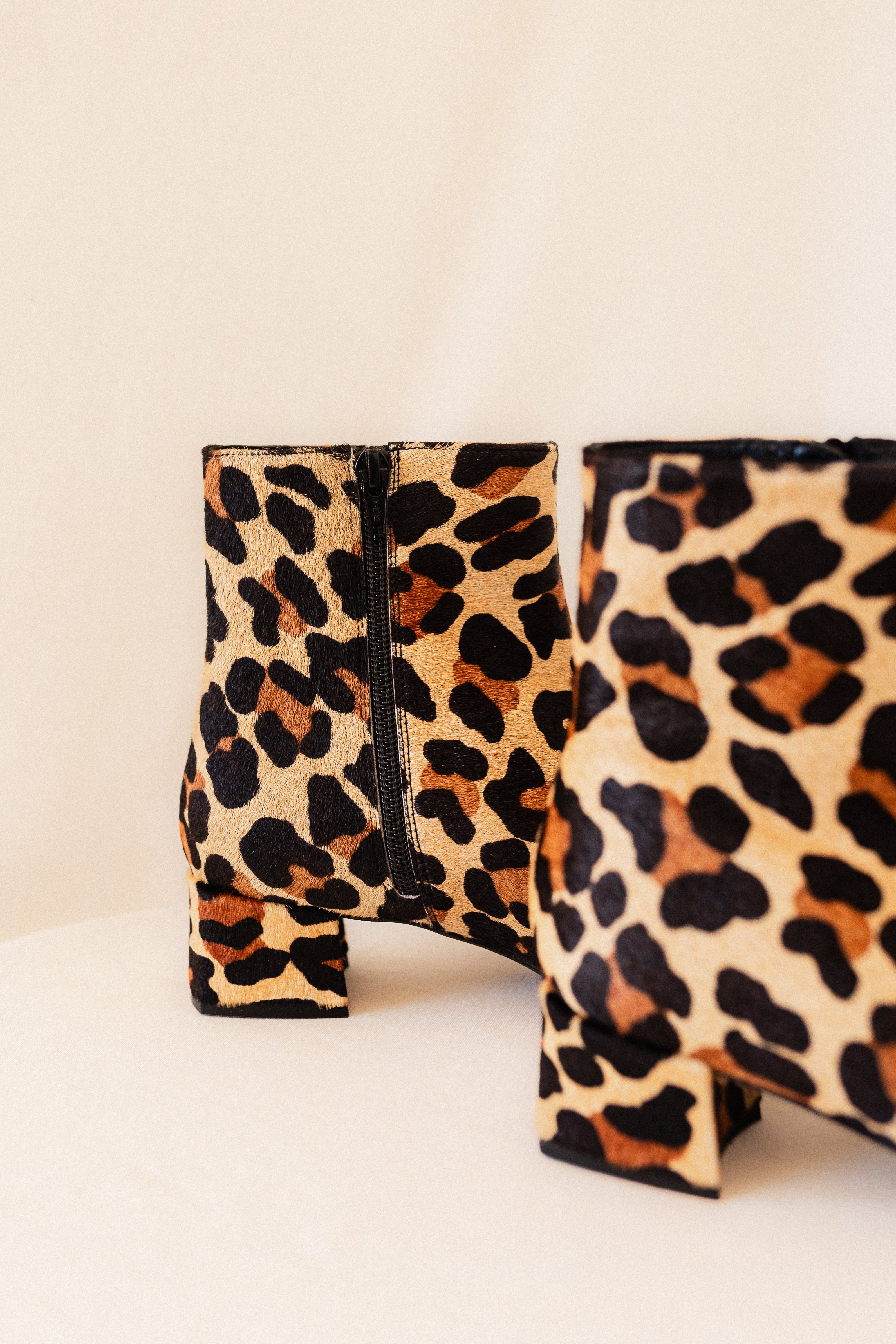 BOTÍN SILVIA PIEL EFECTO POTRO LEOPARDO TACÓN 4CM