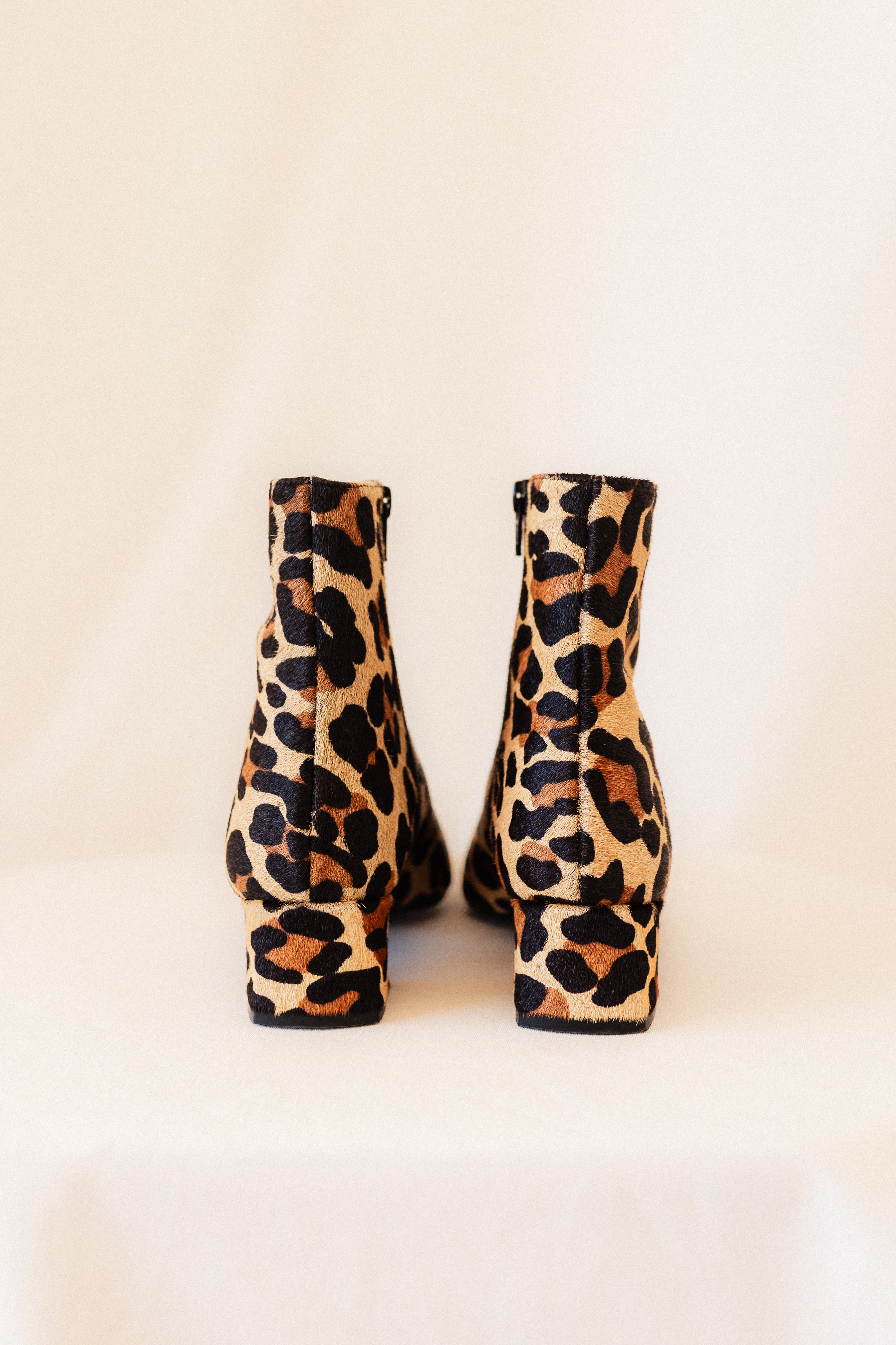 BOTÍN SILVIA PIEL EFECTO POTRO LEOPARDO TACÓN 4CM